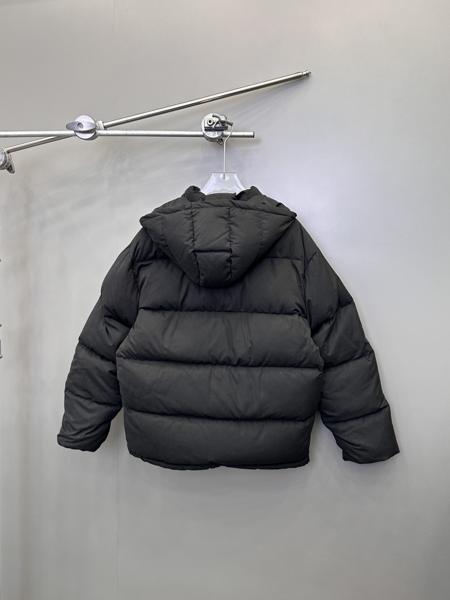 AW｜新款羽绒服，磨毛棉面料手感柔软肉感十足，连帽设计运动休闲，绗缝车线不易跑绒，内胆90白鸭绒填充，搭