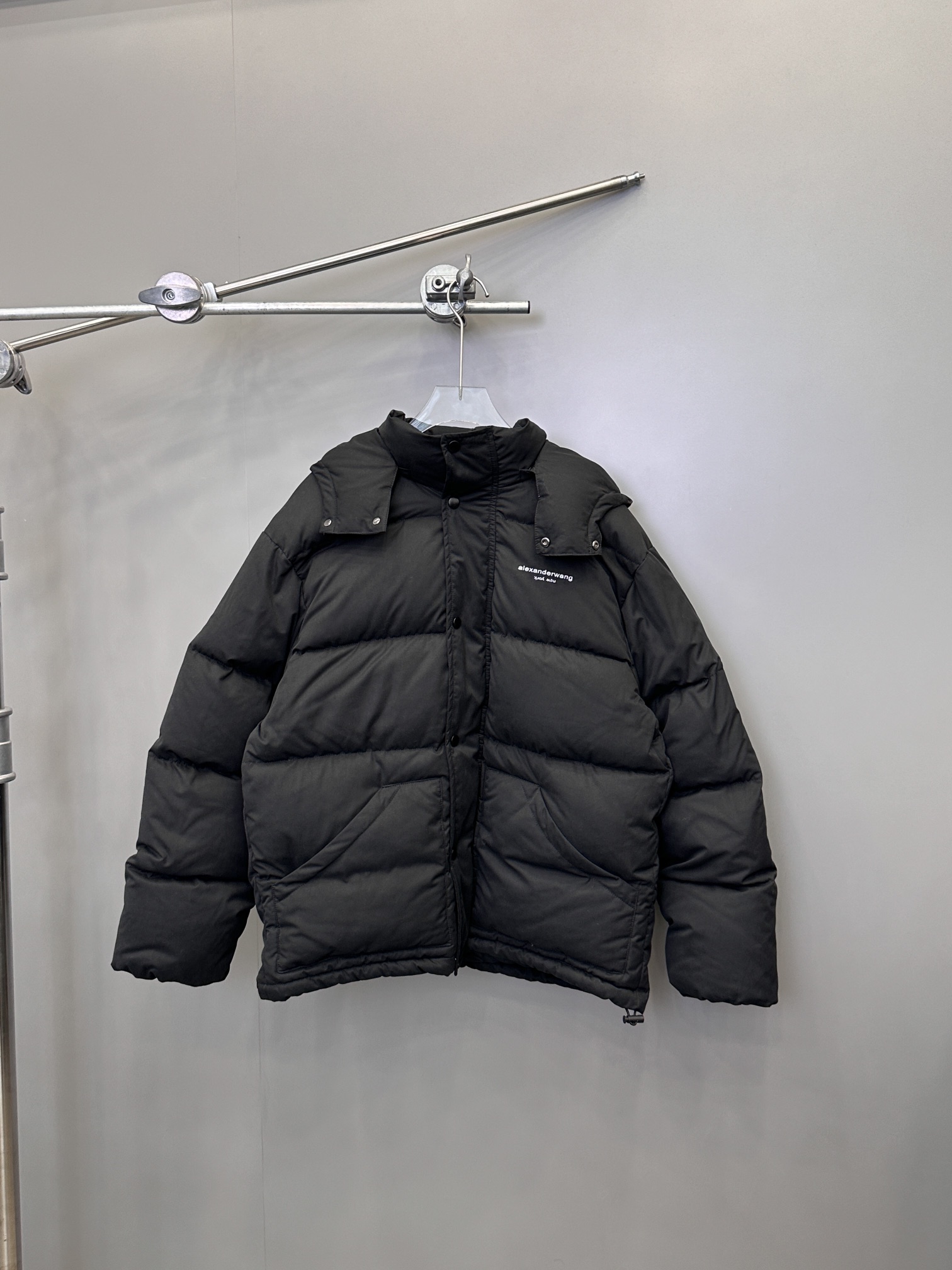 AW｜新款羽绒服，磨毛棉面料手感柔软肉感十足，连帽设计运动休闲，绗缝车线不易跑绒，内胆90白鸭绒填充，搭