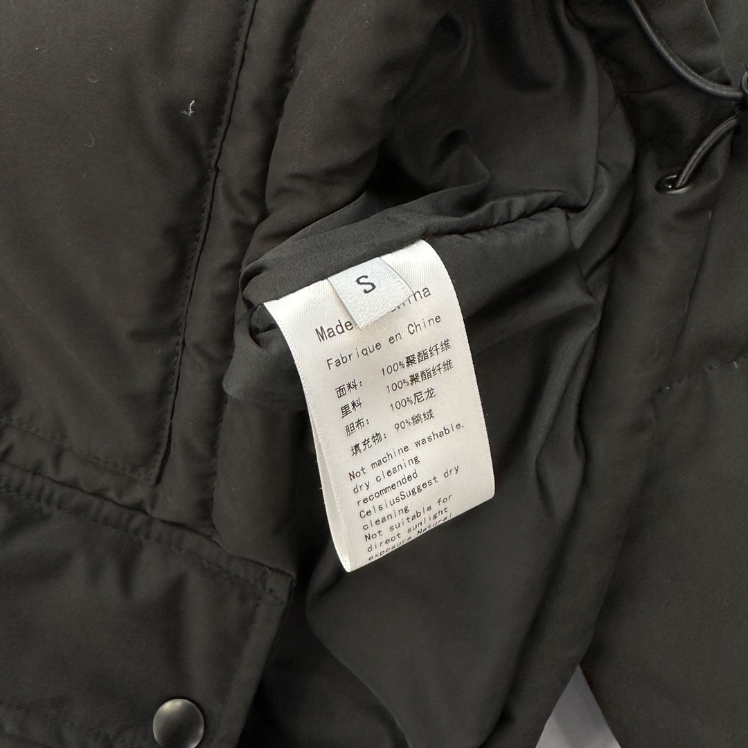 AW｜新款羽绒服，磨毛棉面料手感柔软肉感十足，连帽设计运动休闲，绗缝车线不易跑绒，内胆90白鸭绒填充，搭