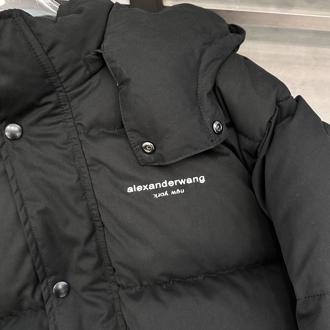 AW｜新款羽绒服，磨毛棉面料手感柔软肉感十足，连帽设计运动休闲，绗缝车线不易跑绒，内胆90白鸭绒填充，搭