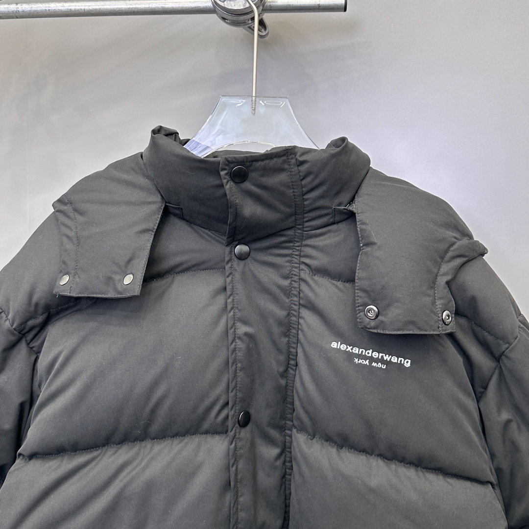 AW｜新款羽绒服，磨毛棉面料手感柔软肉感十足，连帽设计运动休闲，绗缝车线不易跑绒，内胆90白鸭绒填充，搭