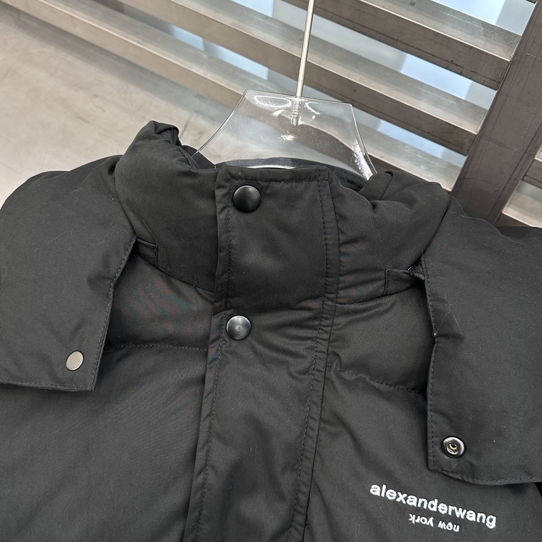 AW｜新款羽绒服，磨毛棉面料手感柔软肉感十足，连帽设计运动休闲，绗缝车线不易跑绒，内胆90白鸭绒填充，搭