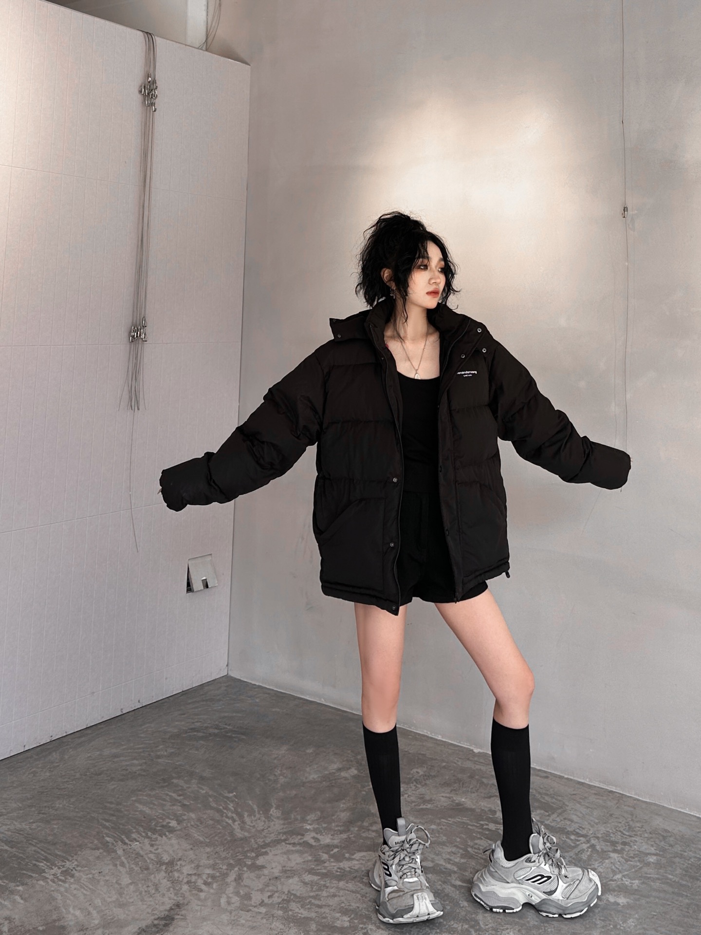 AW｜新款羽绒服，磨毛棉面料手感柔软肉感十足，连帽设计运动休闲，绗缝车线不易跑绒，内胆90白鸭绒填充，搭