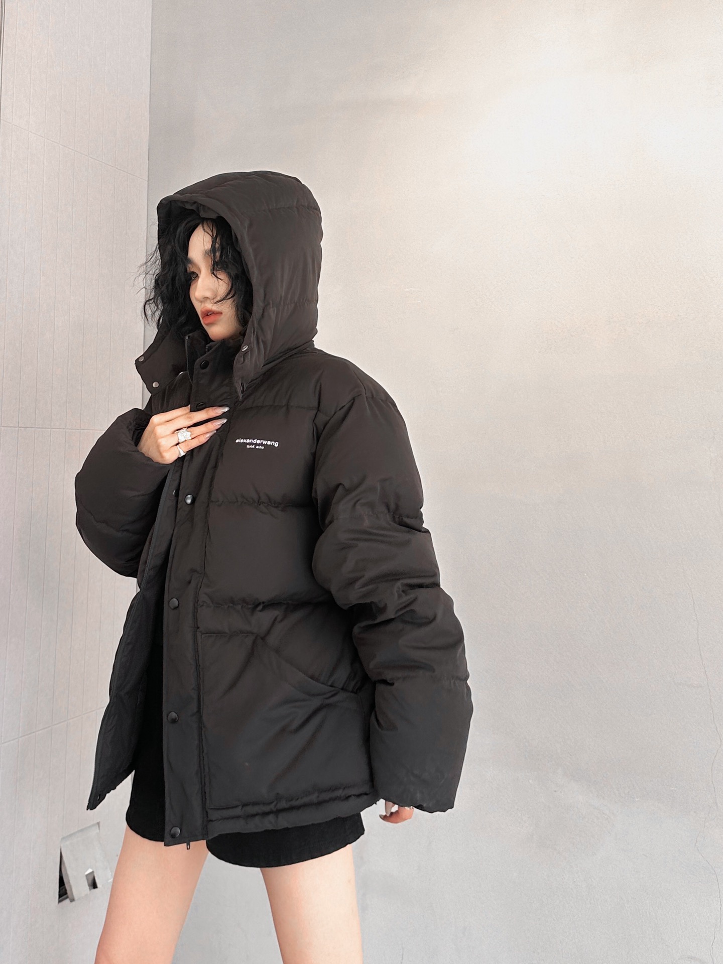 AW｜新款羽绒服，磨毛棉面料手感柔软肉感十足，连帽设计运动休闲，绗缝车线不易跑绒，内胆90白鸭绒填充，搭