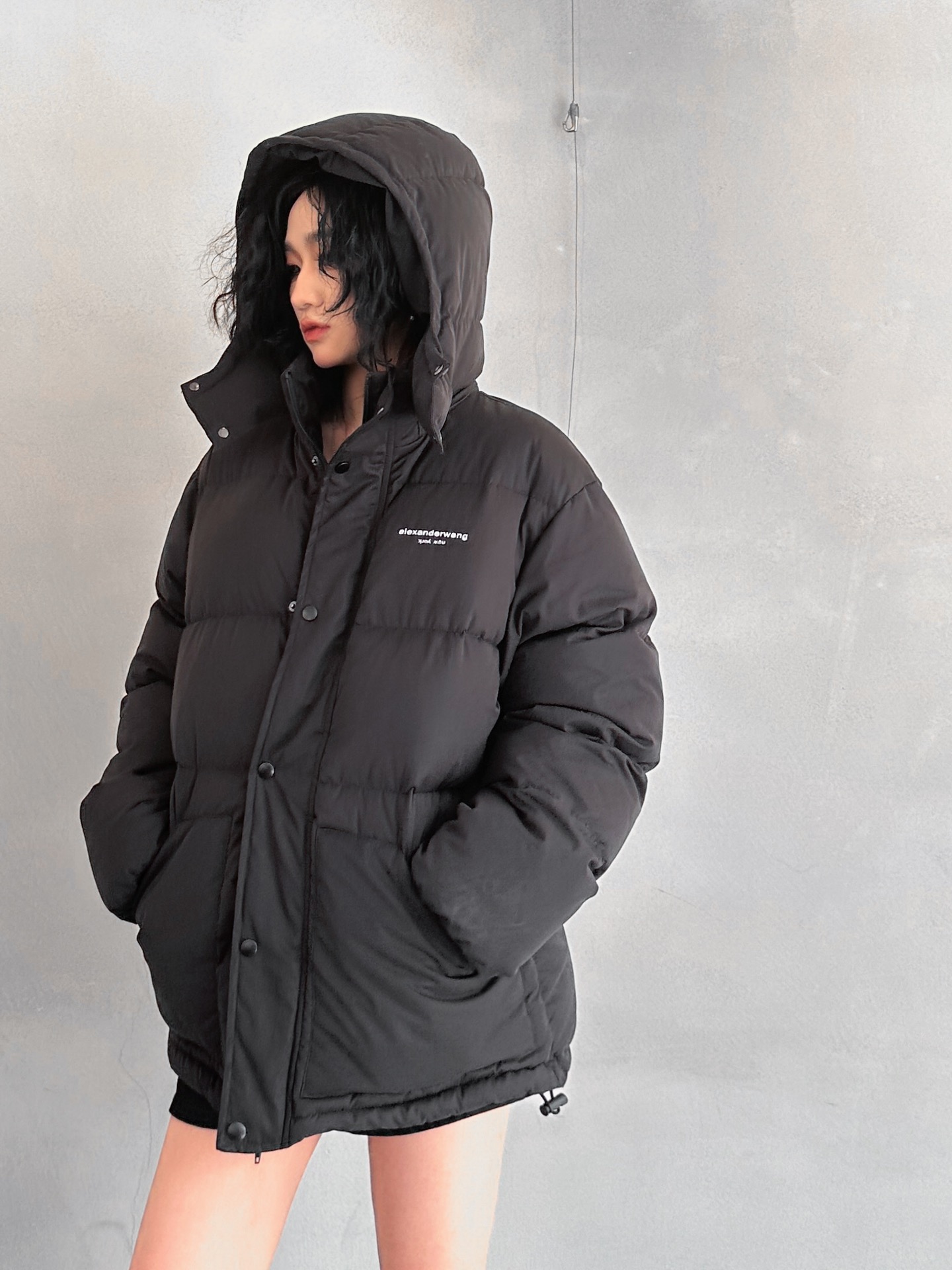 AW｜新款羽绒服，磨毛棉面料手感柔软肉感十足，连帽设计运动休闲，绗缝车线不易跑绒，内胆90白鸭绒填充，搭