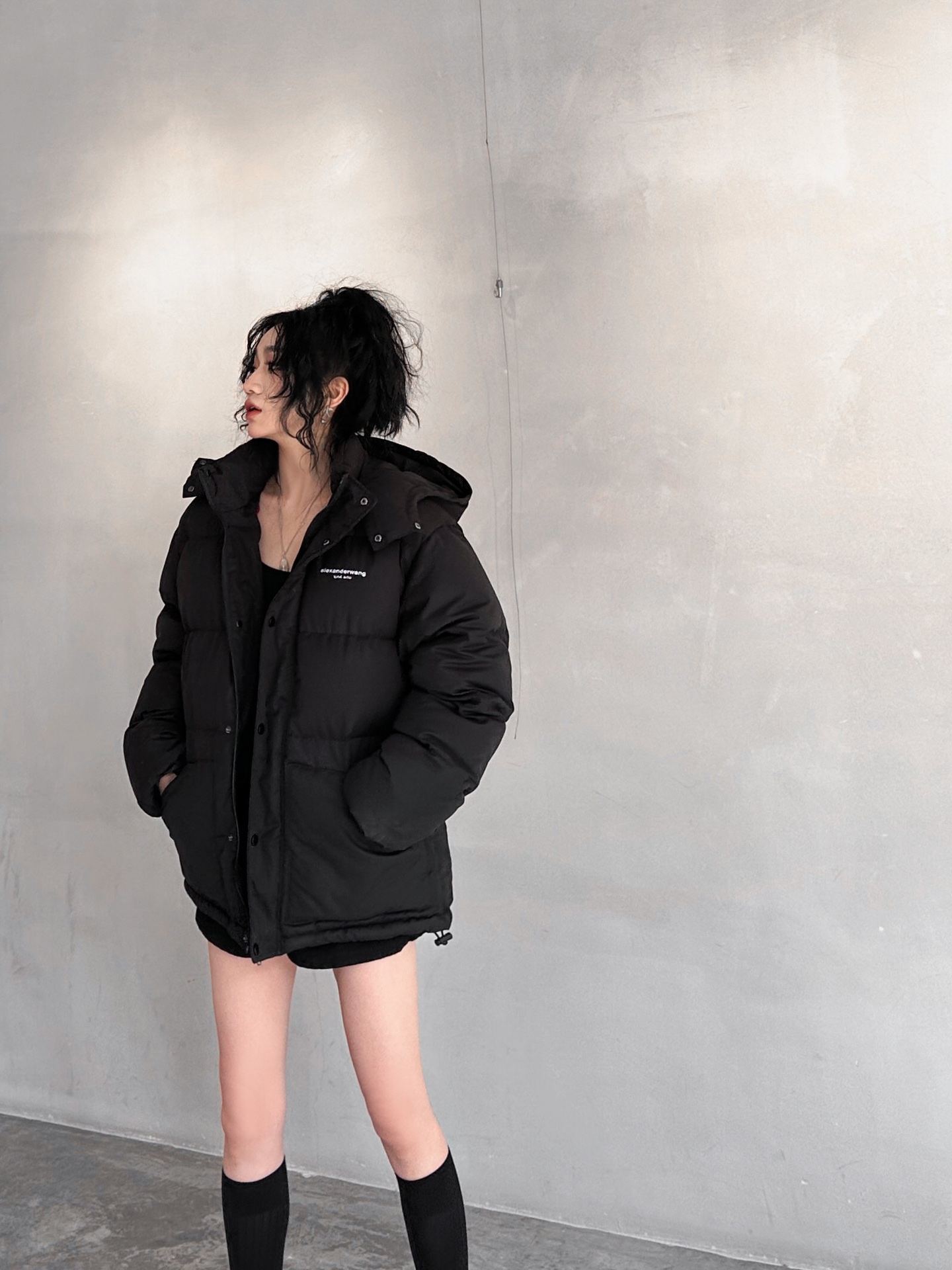 AW｜新款羽绒服，磨毛棉面料手感柔软肉感十足，连帽设计运动休闲，绗缝车线不易跑绒，内胆90白鸭绒填充，搭