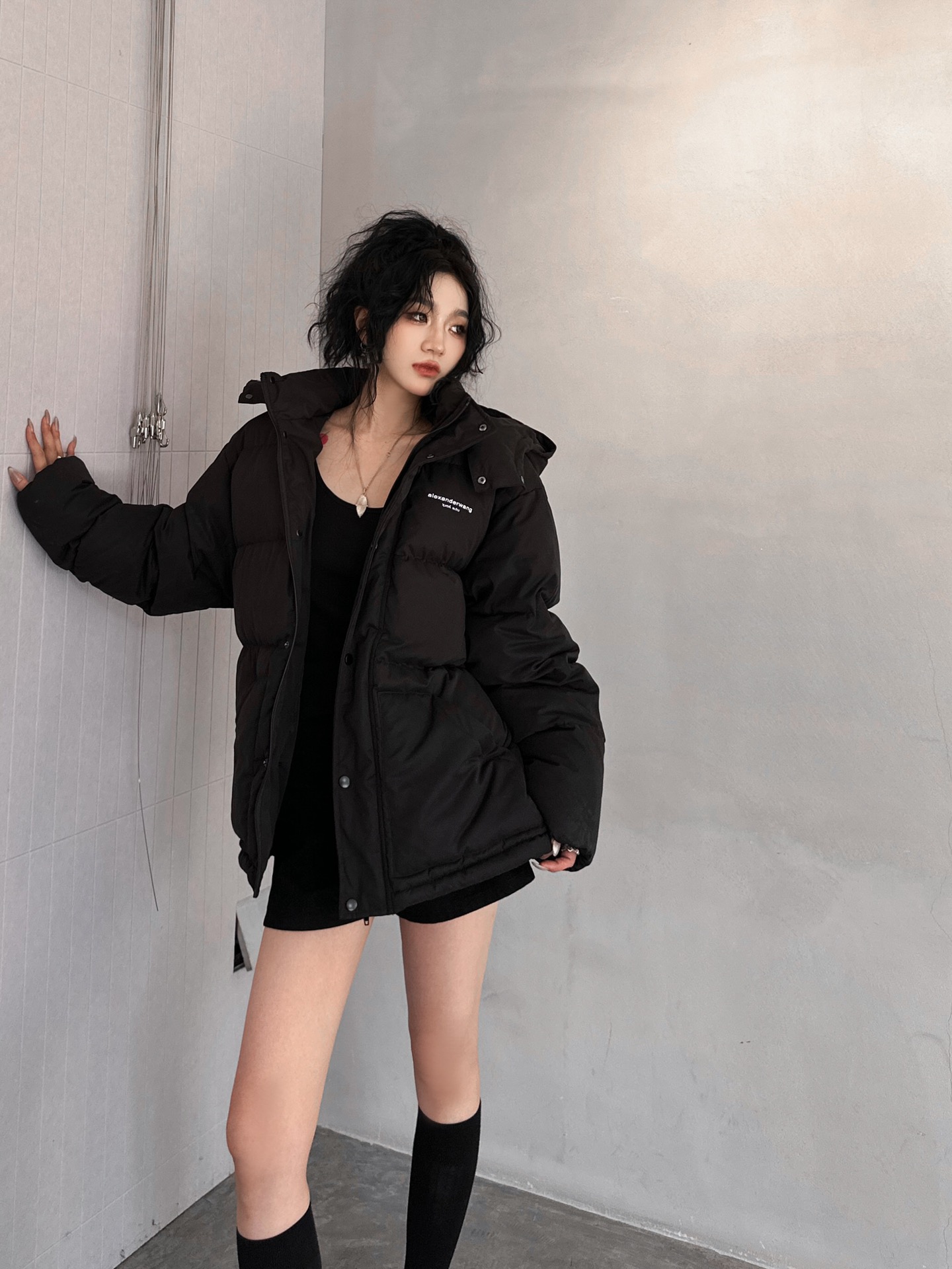 AW｜新款羽绒服，磨毛棉面料手感柔软肉感十足，连帽设计运动休闲，绗缝车线不易跑绒，内胆90白鸭绒填充，搭