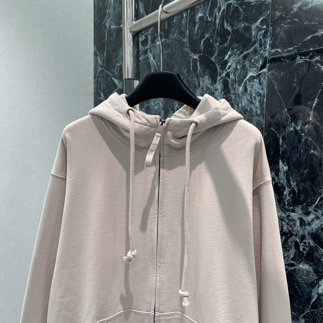 2024 MM6 Collection: High-Quality Women’s Clothing with Classic Alphabet Pattern - 图片 5