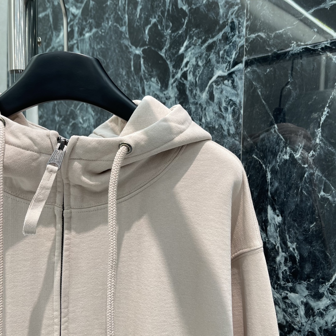 2024 MM6 Collection: High-Quality Women’s Clothing with Classic Alphabet Pattern - 图片 6
