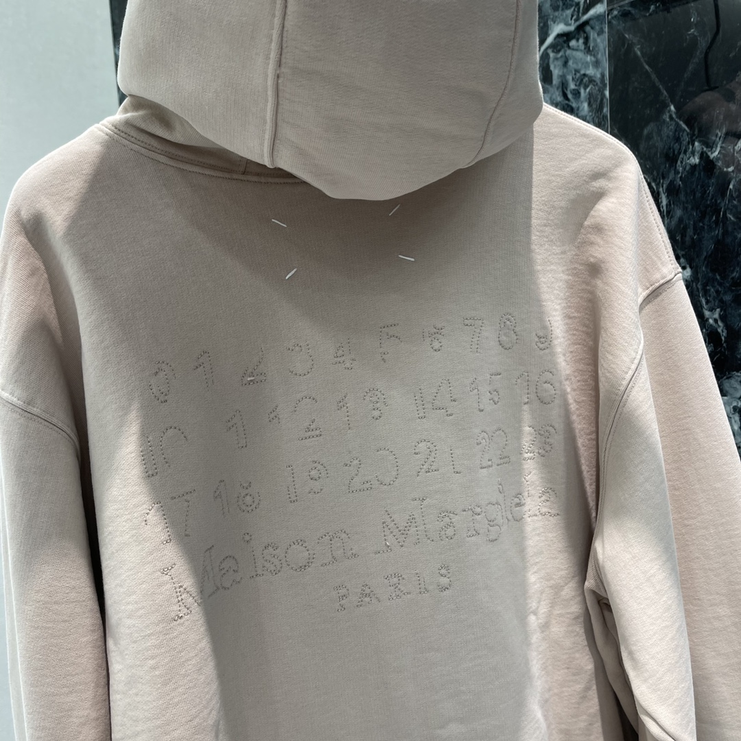 2024 MM6 Collection: High-Quality Women’s Clothing with Classic Alphabet Pattern - 图片 9
