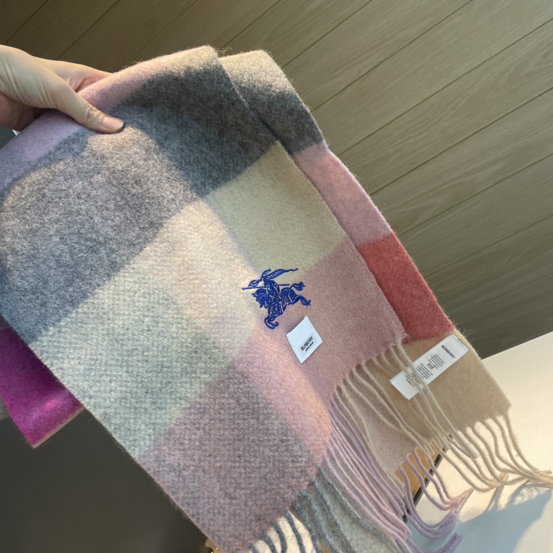 Burberry巴宝莉双面围巾好看的要疯掉了太有型太有魅力了非常斯文时尚的秋冬单品！真的很喜欢非常Cla