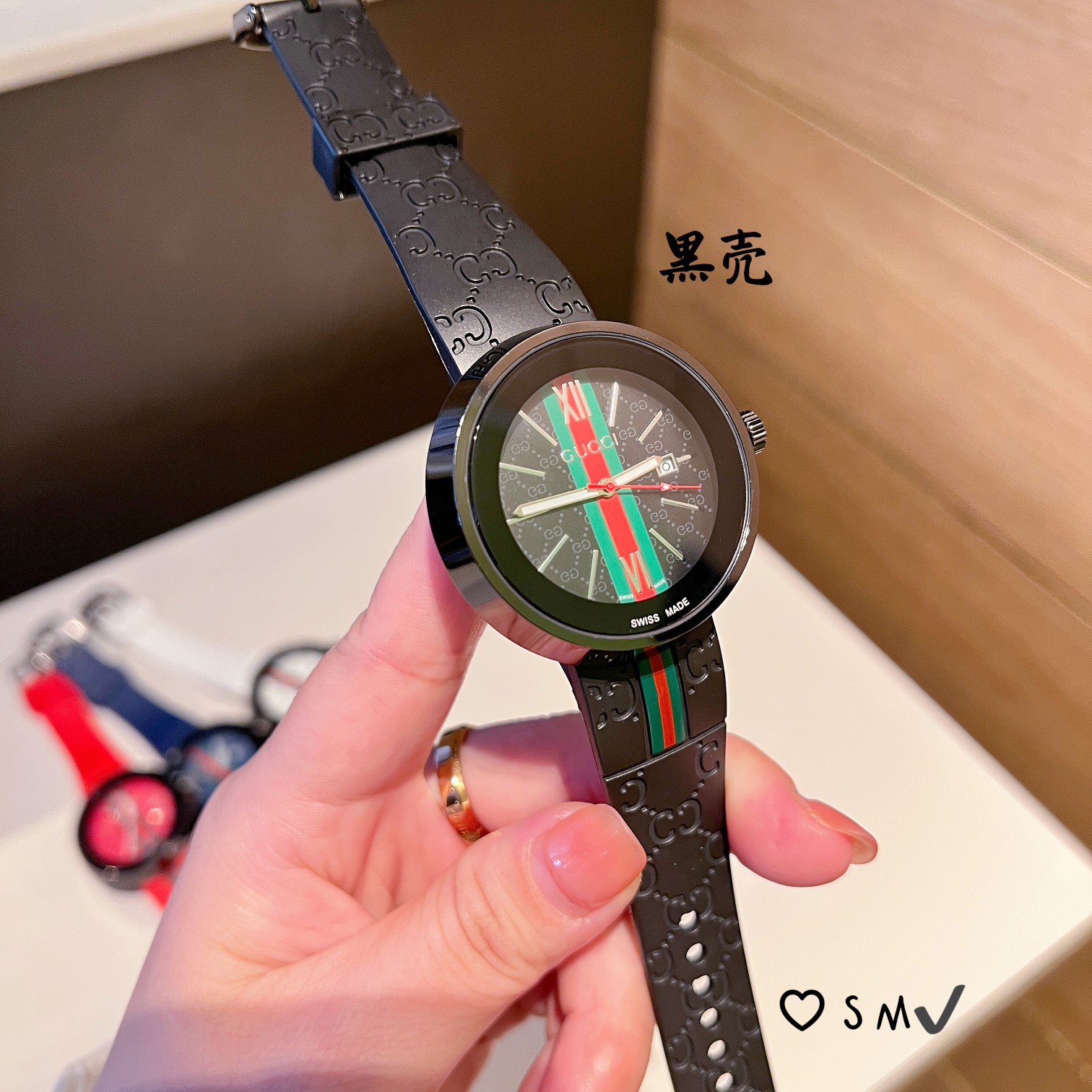 ❤️250包邮/原单代购级别
古驰Gucci 经典Dive系列百搭中性胶带腕表 瑞士石英机芯 蓝宝玻璃镜面 硅胶表带 时尚休闲各种风格都可以佩戴 尺寸40mm 厚11mm