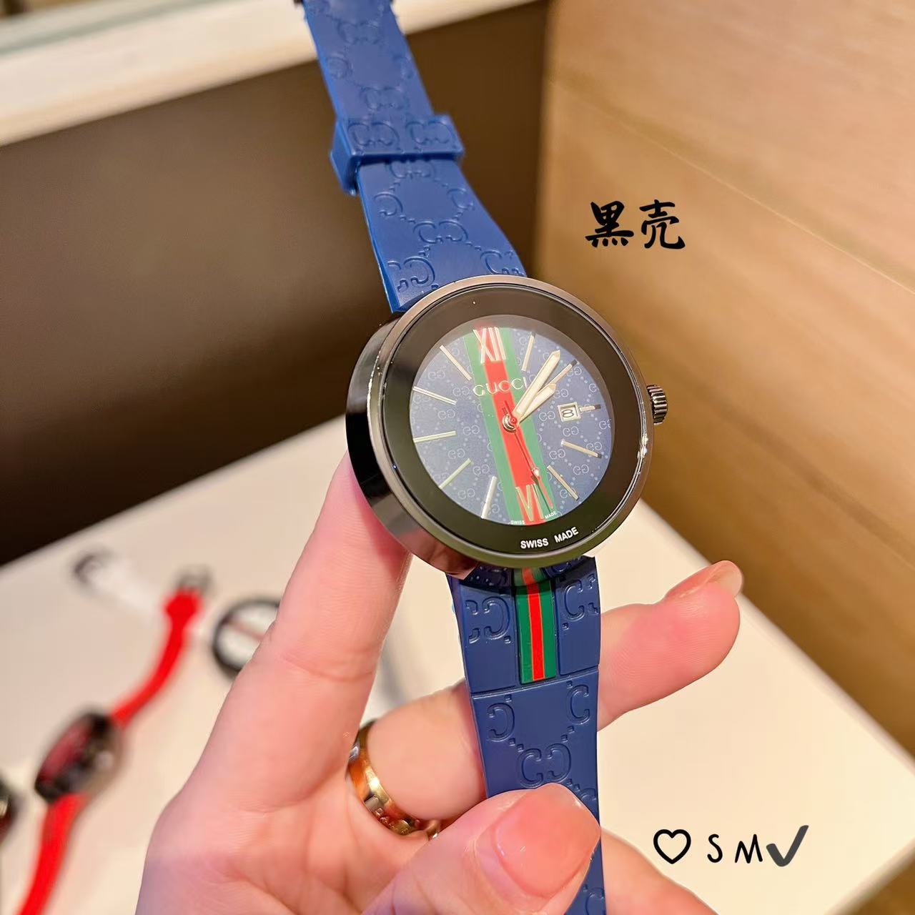❤️250包邮/原单代购级别
古驰Gucci 经典Dive系列百搭中性胶带腕表 瑞士石英机芯 蓝宝玻璃镜面 硅胶表带 时尚休闲各种风格都可以佩戴 尺寸40mm 厚11mm