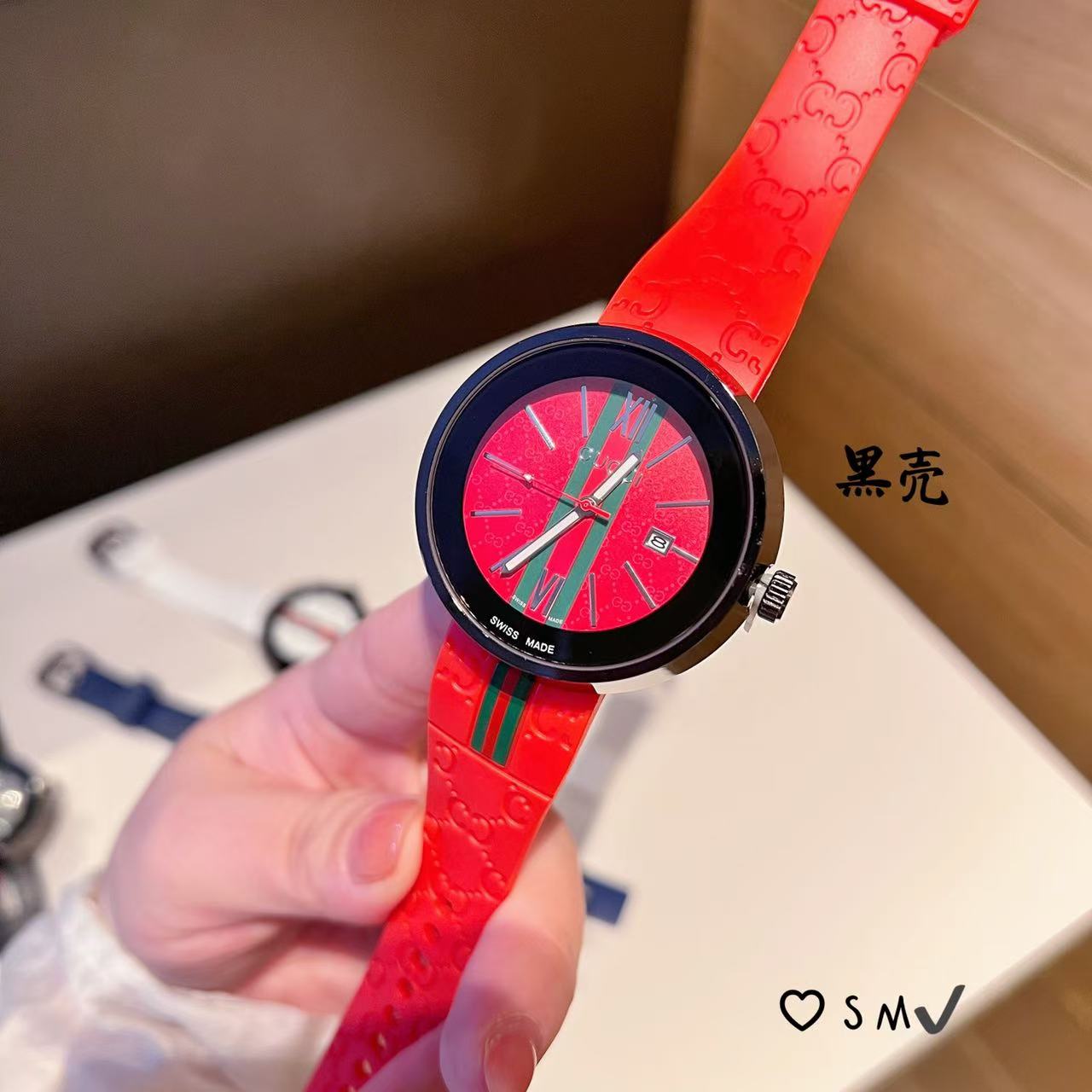 ❤️250包邮/原单代购级别
古驰Gucci 经典Dive系列百搭中性胶带腕表 瑞士石英机芯 蓝宝玻璃镜面 硅胶表带 时尚休闲各种风格都可以佩戴 尺寸40mm 厚11mm