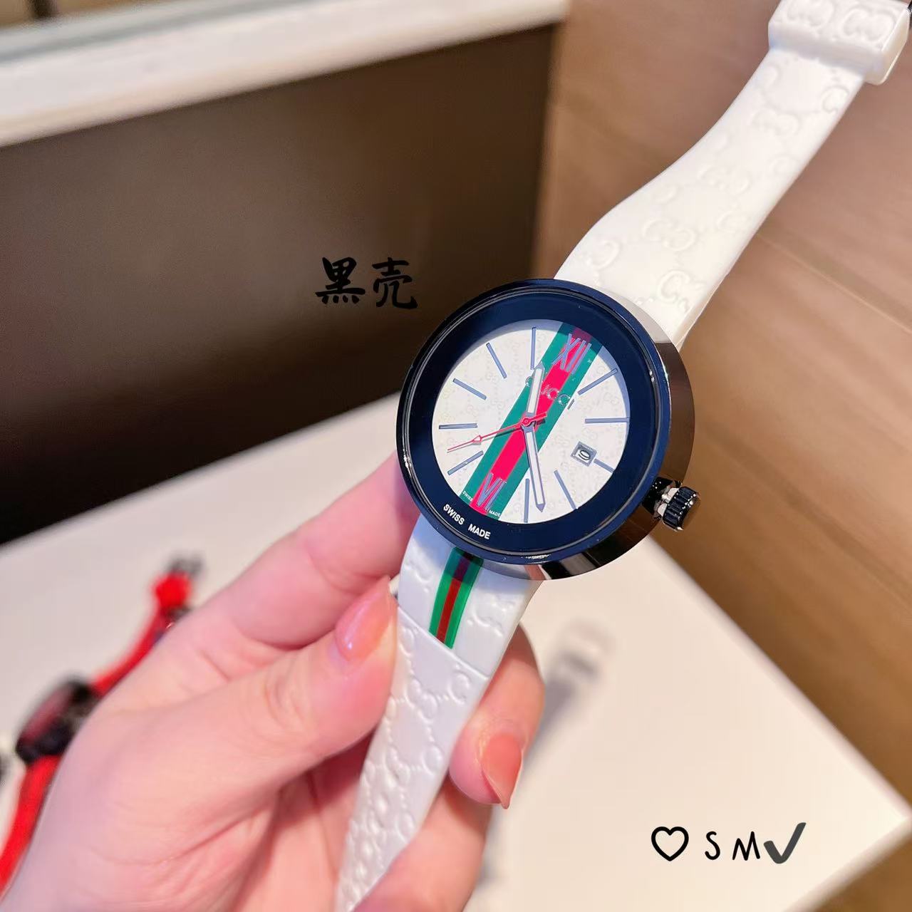 ❤️250包邮/原单代购级别
古驰Gucci 经典Dive系列百搭中性胶带腕表 瑞士石英机芯 蓝宝玻璃镜面 硅胶表带 时尚休闲各种风格都可以佩戴 尺寸40mm 厚11mm