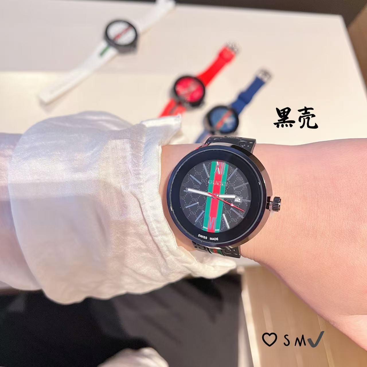 ❤️250包邮/原单代购级别
古驰Gucci 经典Dive系列百搭中性胶带腕表 瑞士石英机芯 蓝宝玻璃镜面 硅胶表带 时尚休闲各种风格都可以佩戴 尺寸40mm 厚11mm