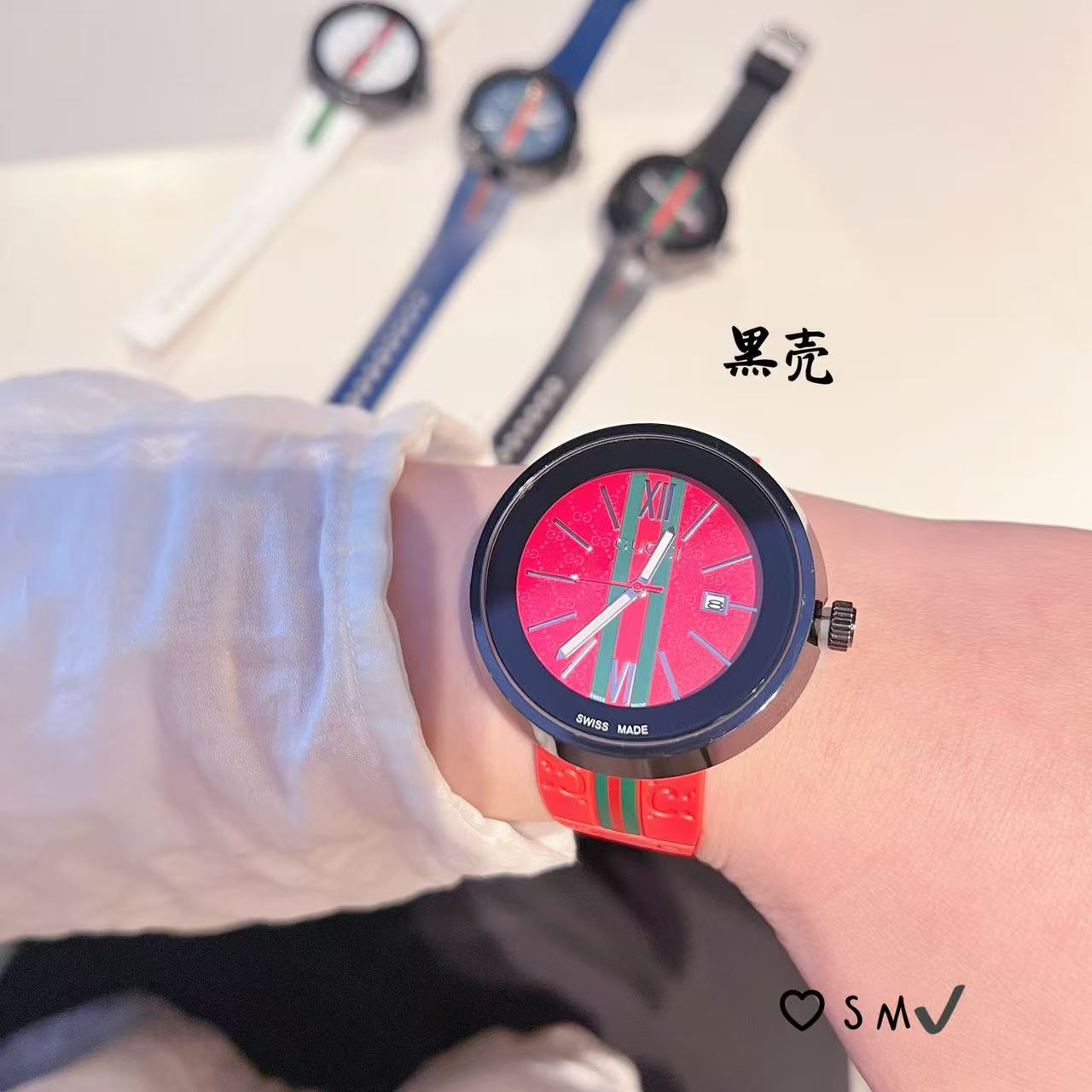 ❤️250包邮/原单代购级别
古驰Gucci 经典Dive系列百搭中性胶带腕表 瑞士石英机芯 蓝宝玻璃镜面 硅胶表带 时尚休闲各种风格都可以佩戴 尺寸40mm 厚11mm