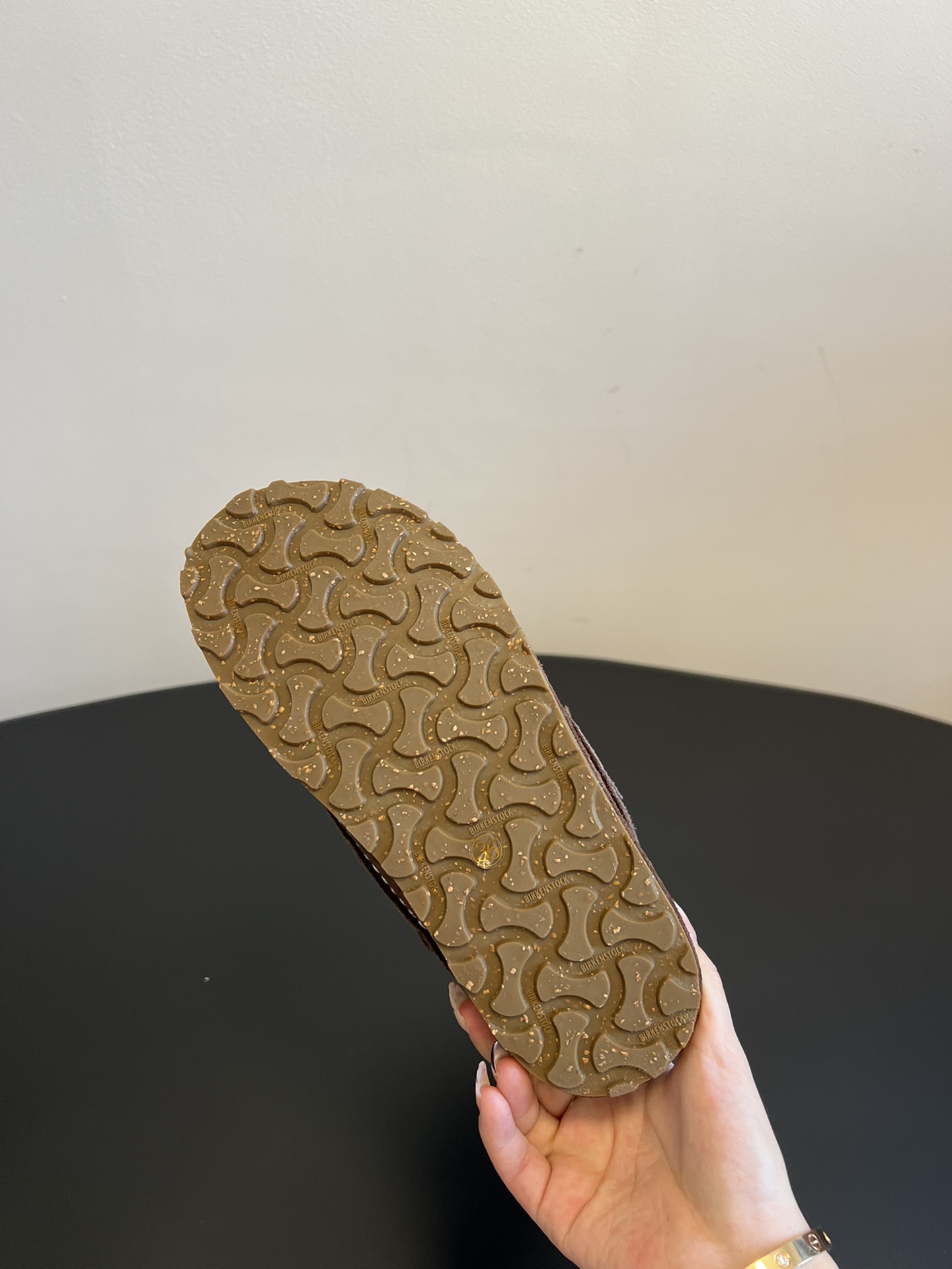 birkenstock 24ss 一脚蹬雪地靴这系列单鞋刚出就心动了 代购找很久才买到货，真的一鞋难求，