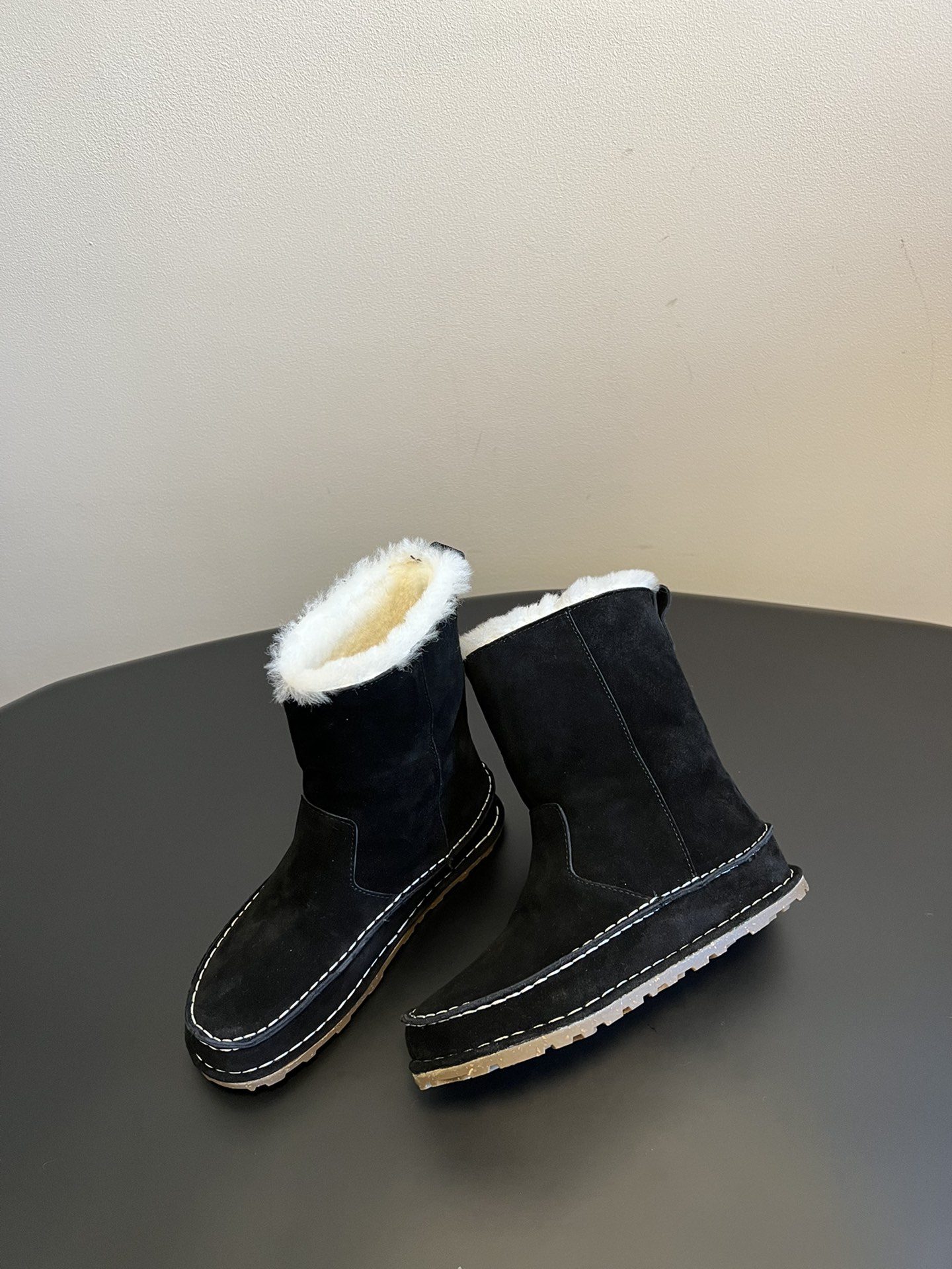 birkenstock 24ss 一脚蹬雪地靴这系列单鞋刚出就心动了 代购找很久才买到货，真的一鞋难求，