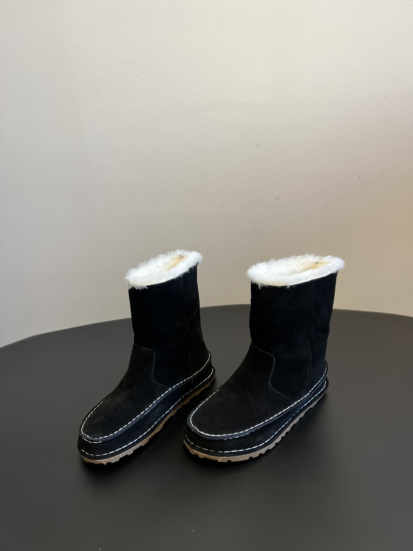 birkenstock 24ss 一脚蹬雪地靴这系列单鞋刚出就心动了 代购找很久才买到货，真的一鞋难求，