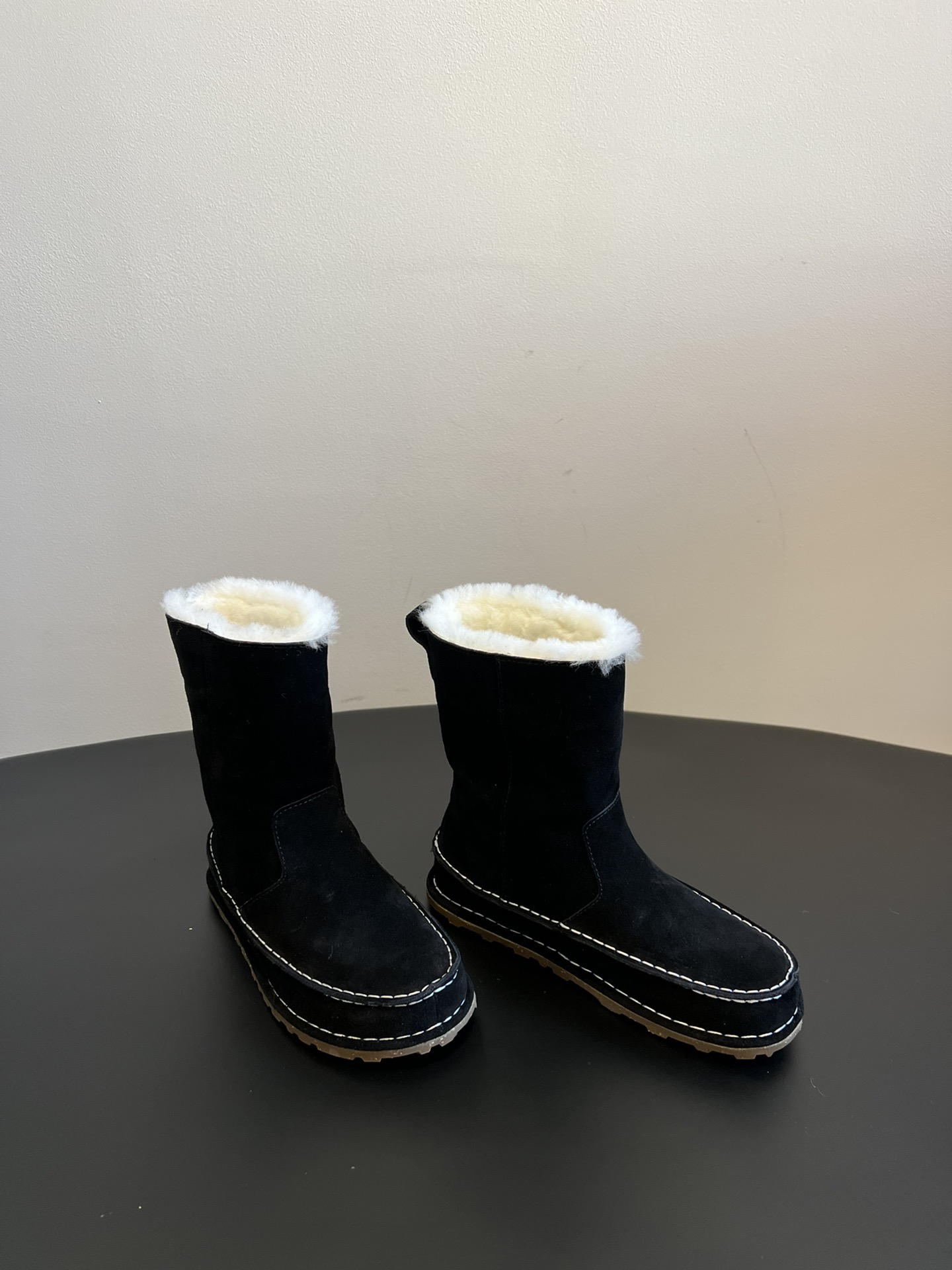 birkenstock 24ss 一脚蹬雪地靴这系列单鞋刚出就心动了 代购找很久才买到货，真的一鞋难求，