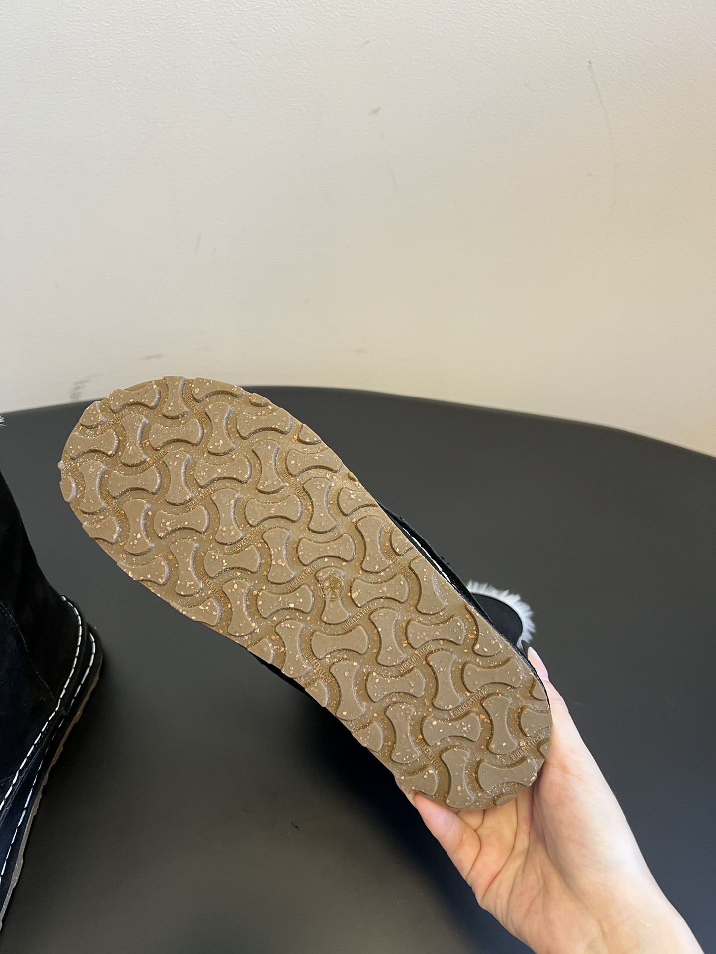 birkenstock 24ss 一脚蹬雪地靴这系列单鞋刚出就心动了 代购找很久才买到货，真的一鞋难求，