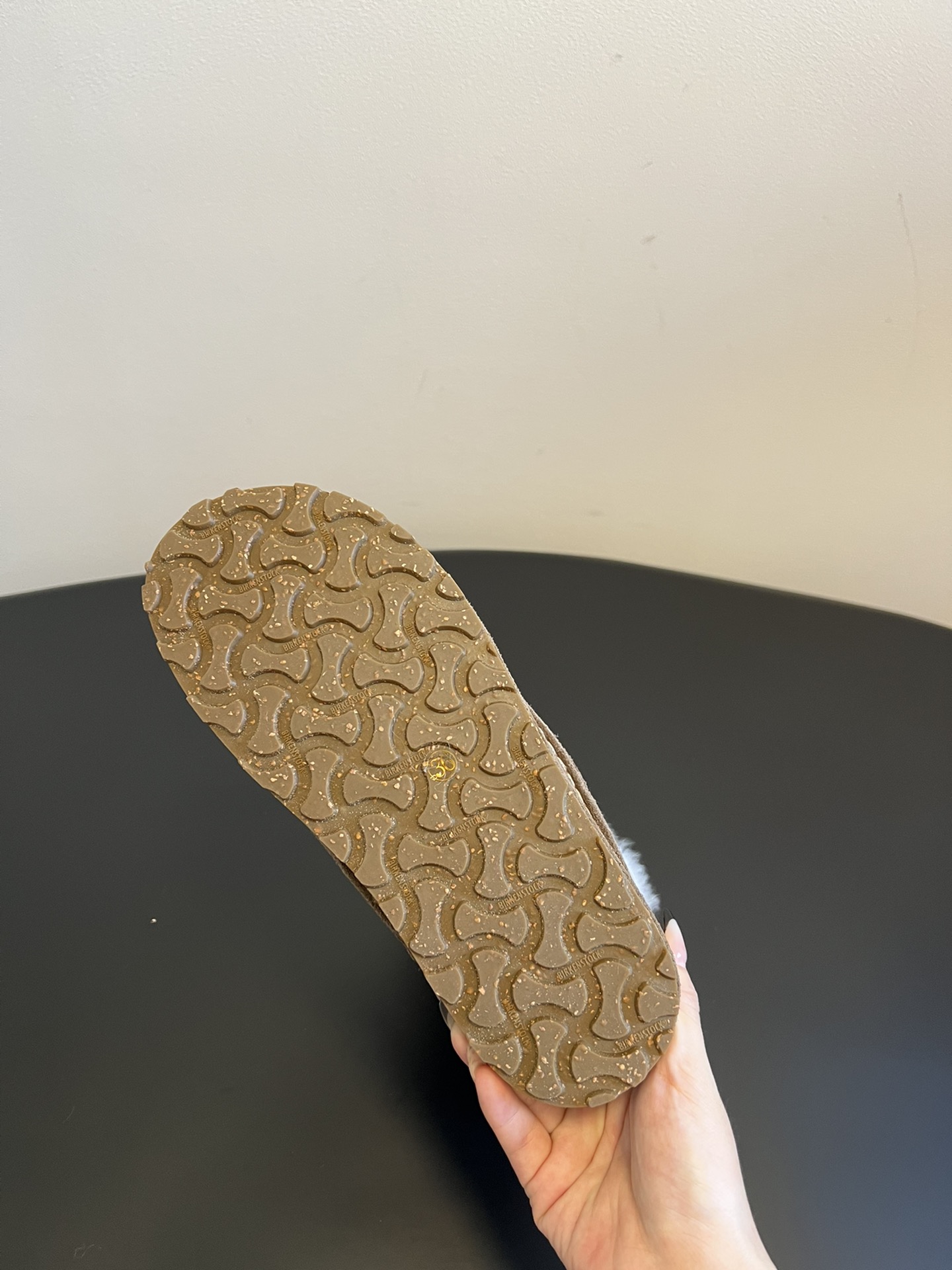 birkenstock 24ss 一脚蹬雪地靴这系列单鞋刚出就心动了 代购找很久才买到货，真的一鞋难求，