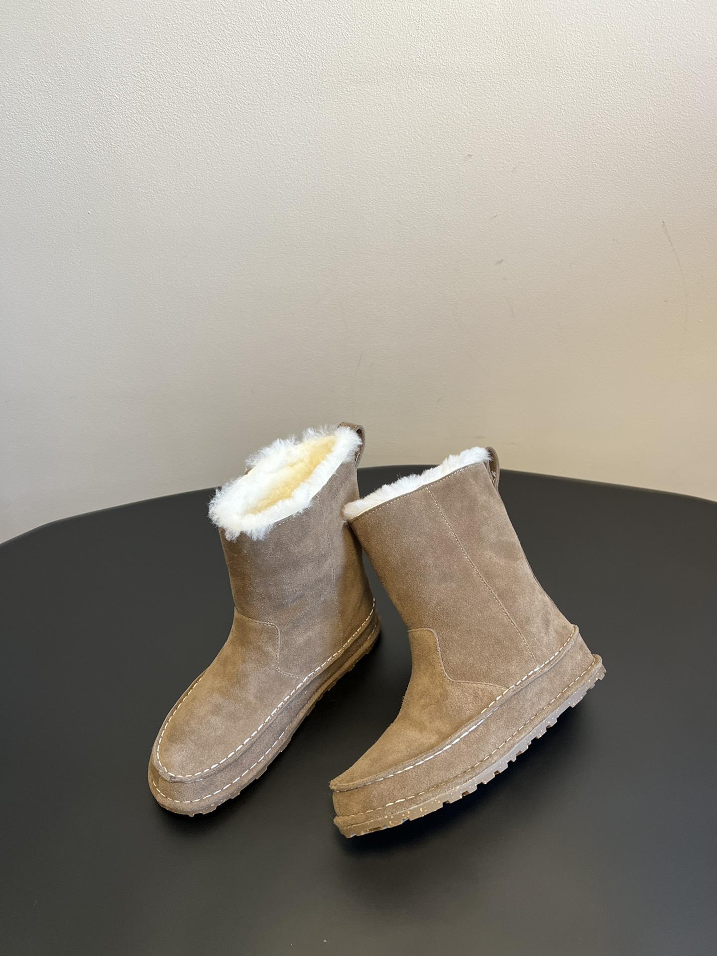 birkenstock 24ss 一脚蹬雪地靴这系列单鞋刚出就心动了 代购找很久才买到货，真的一鞋难求，