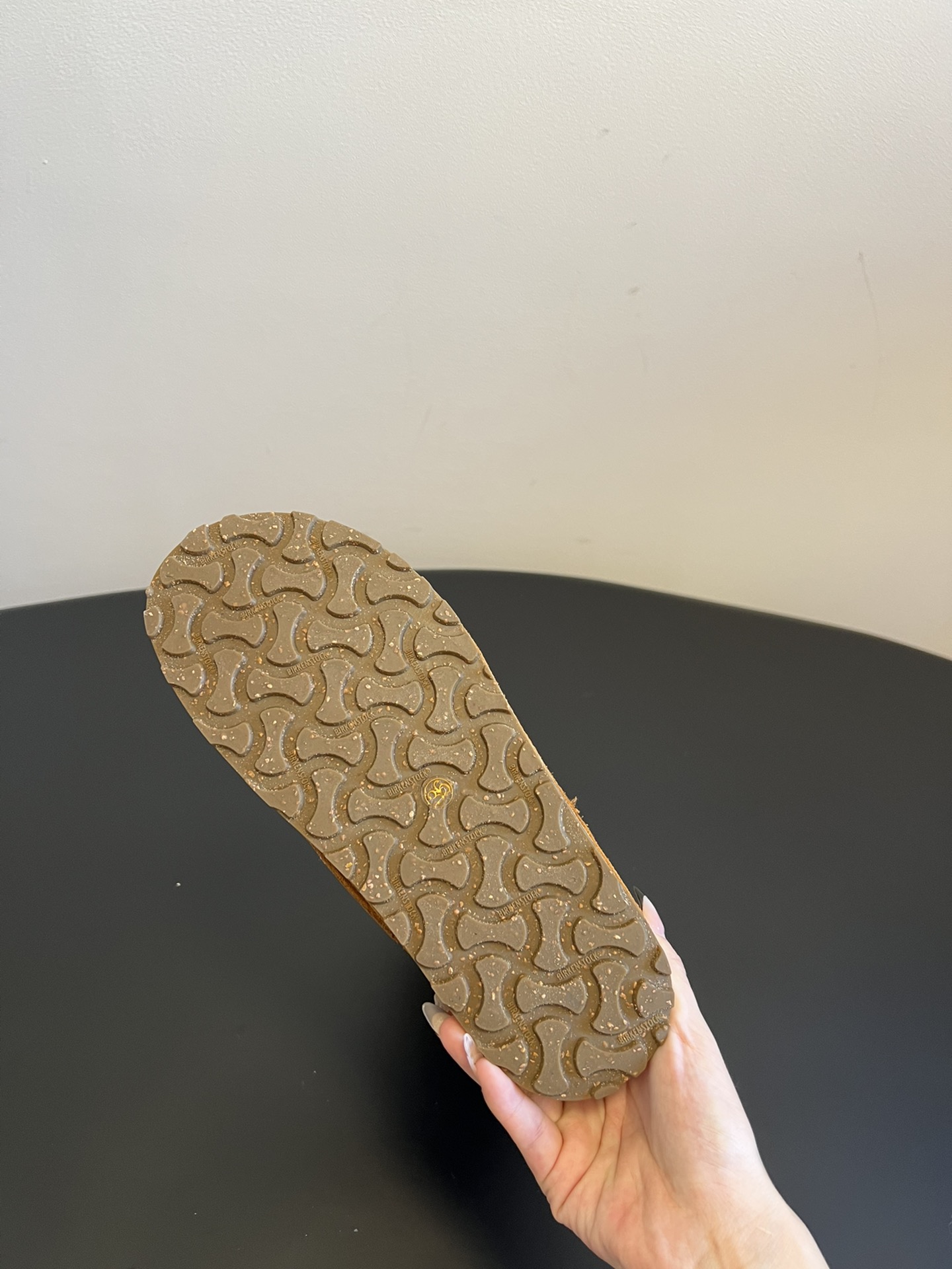 birkenstock 24ss 一脚蹬雪地靴这系列单鞋刚出就心动了 代购找很久才买到货，真的一鞋难求，