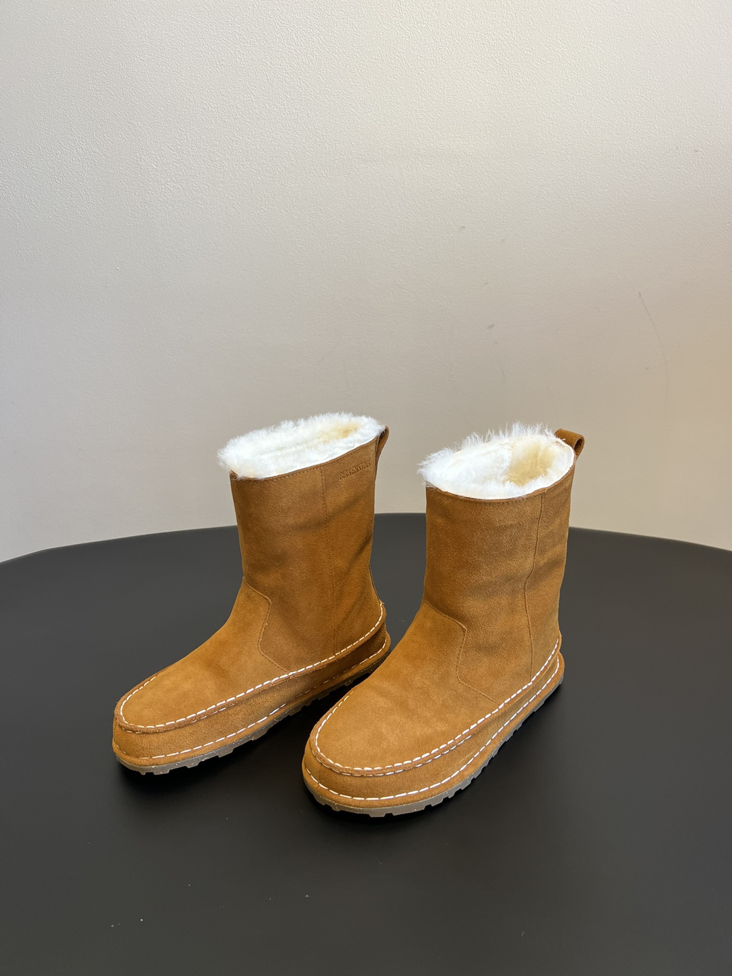 birkenstock 24ss 一脚蹬雪地靴这系列单鞋刚出就心动了 代购找很久才买到货，真的一鞋难求，