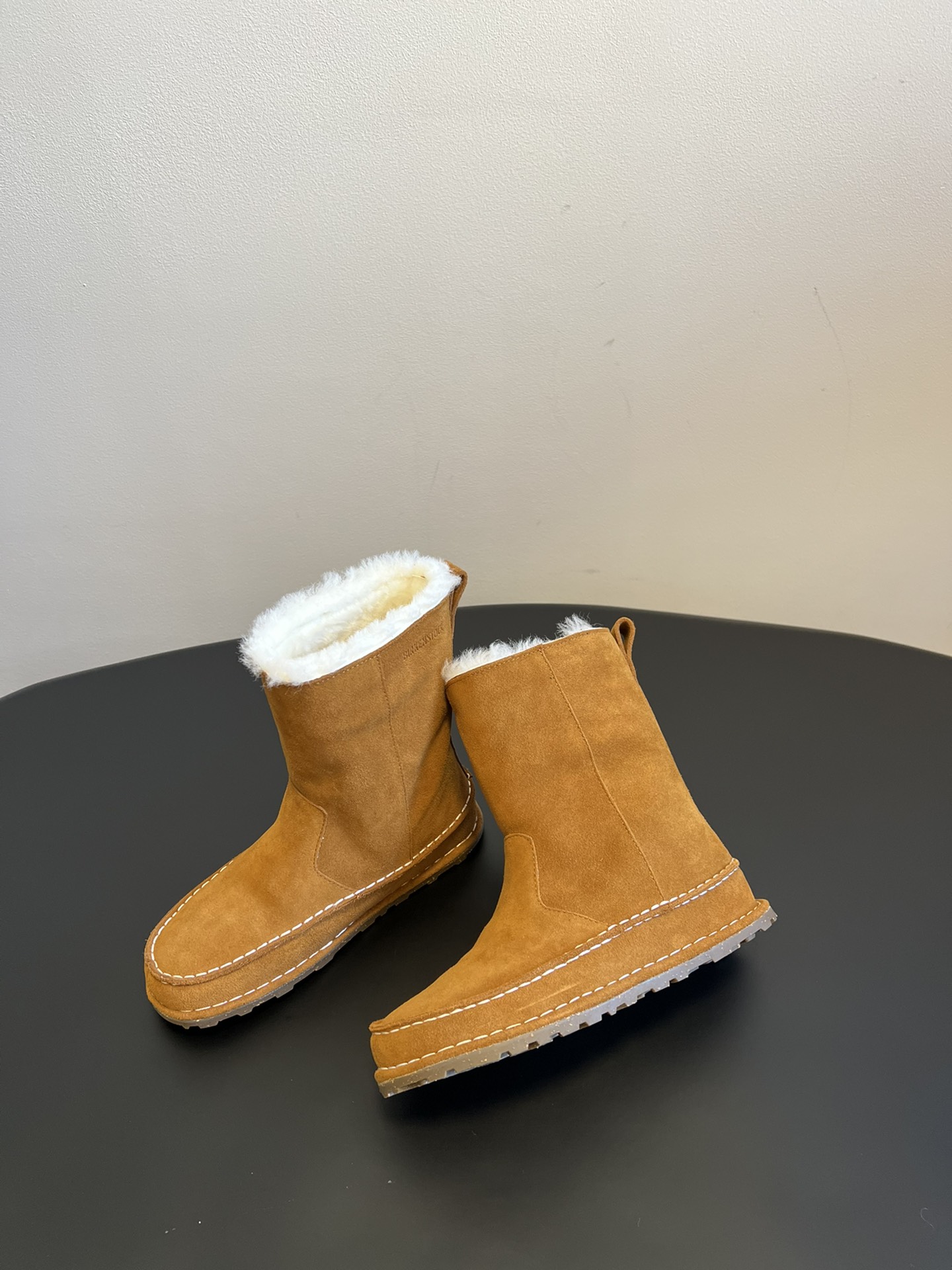 birkenstock 24ss 一脚蹬雪地靴这系列单鞋刚出就心动了 代购找很久才买到货，真的一鞋难求，