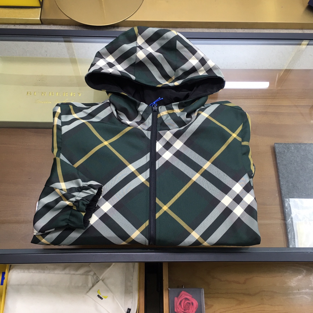 NO:601012,New double-sided jacket 'Burber..y' new model on the market, original order, fashionable jacket and windbreaker coat made of imported Italian fabrics. European counters are synchronized, the upper body is more casual and generous, and the counter's original hardware is a new luxury and high-end customized accessory!  Luxurious brand-specific logo embellishment design, the highest quality shipments in the market, original accessories, the ultimate in luxury!  Soft and comfortable. The upper body is very handsome!  Suitable for any scene!  Size M-XXXL (178 140 catties L, maximum wear 190 catties),,burberry,jackets & coats,jackets & coats,alexander wang19860909新品双面夹克 《Burber..y》 新款上市 原单狠货 意大利进口面料时尚夹克风衣外套.欧洲专柜同步,上身更随意大方,专柜原版五金奢华高档定制配饰新作！奢华品牌特质logo点缀设计,市场最高品质出货、原版辅料,奢华极致！柔软舒适.上身爆帅！适合任意场景！ 尺码M-XXXL（178 140斤L 最大穿190斤）,,burberry,jackets & coats,jackets & coats,alexander wang,Men's clothing