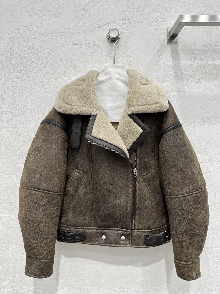 NO:660624,Exclusive first launch of high-end original quality AC*E Studio Liu Wen’s exclusive customized merino fur one piece!  Exclusively customized vintage craftsmanship and imported Merino fur particles!  The hair is full, thick and grainy!  It feels delicate and soft, and the upper body is super warm. Original customized motorcycle style, simple and elegant!  The deconstructed tailoring design concept is fashionable and handsome. The classic silkworm motorcycle style is versatile and easy to match!  The stand-up lapel design keeps you warm without being bulky. Original customized hardware accessories, perfect workmanship and quality depends on the details!  One color SML M size bust 104, shoulder width 60, sleeve length 53, dress length 54., women's clothing, dior,  19860909独家首发高端原单品质AC*E Studio 刘雯同款独家定制美丽奴皮毛一体！独家定制复古工艺进口美丽奴颗粒皮毛一体！毛质饱满厚实,颗粒感满满！手感细腻软糯,上身超级保暖 原版定制机车版型,简单大气！解构主义剪裁设计理念时髦又帅气.经典蚕型机车版型百搭不挑人！立翻领设计保暖不臃肿.原版定制五金配件,完美做工品质看细节！一色SML M码胸围104,肩宽60,袖长53,衣长54.,女装,dior, ,Women's clothing