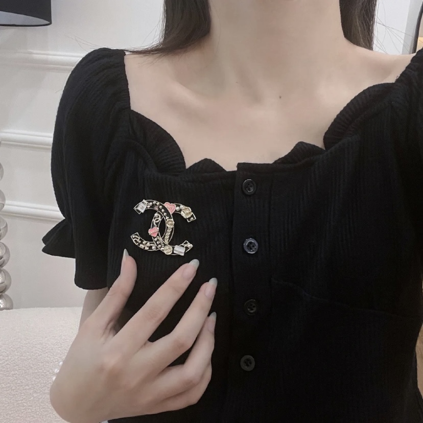 编码A655 🛍香奈儿胸针热销款🔥爆上新🆕🆕🆕 一致专柜🆕😎CHAN 24 黑金珐琅双c胸针🤒黑金珐琅超