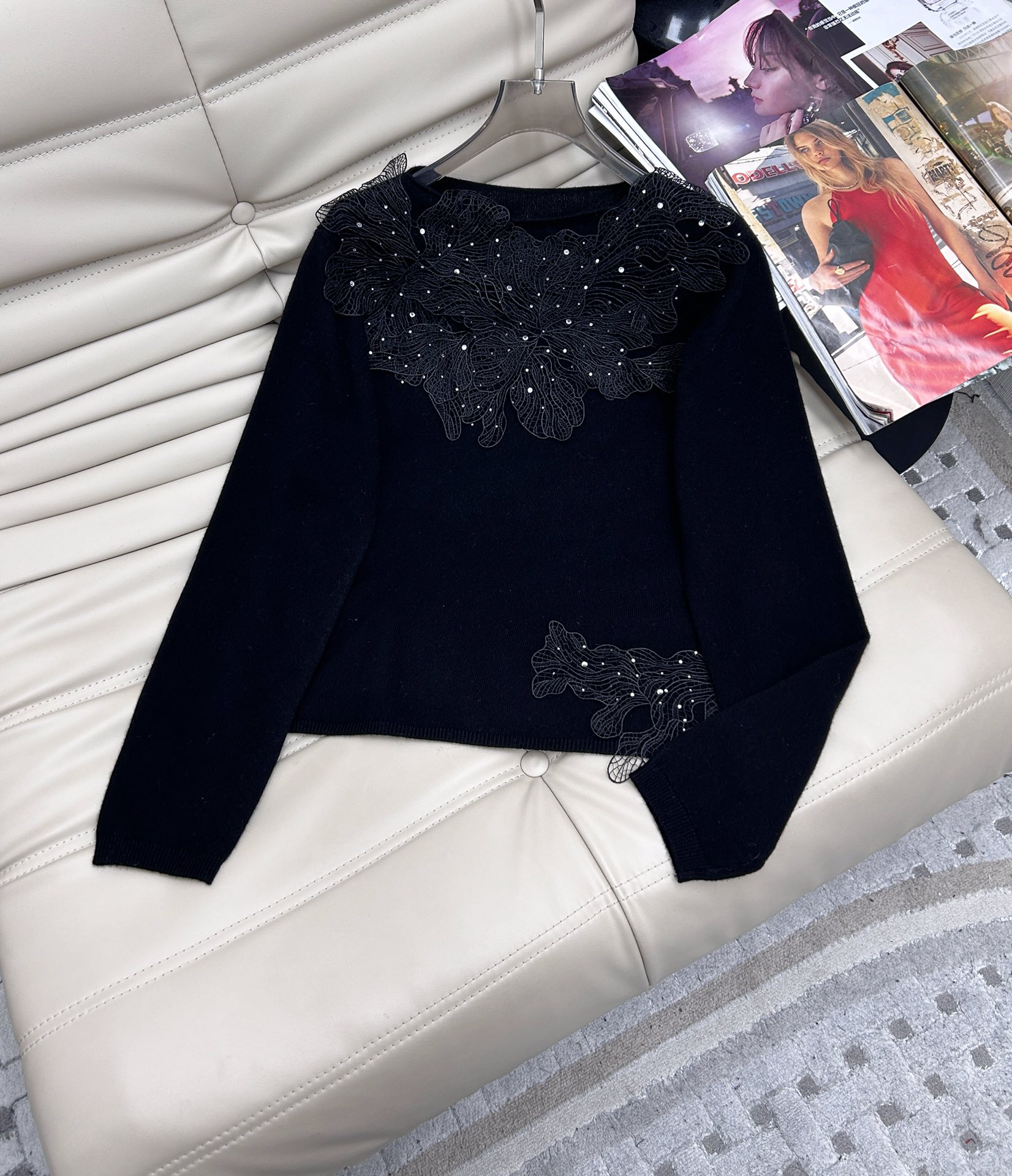 NO:535143,25 new models, round neck petals and diamond wool base shirt, round neck spliced ​​petal design, three-dimensional cutting, very exquisite and high-end, wool fabric is soft and comfortable, very fashionable and age-reducing, 3-color SML top,,alexander wang1986090925新款,圆领花瓣烫钻羊毛打底衫 圆领拼接花瓣设计 立体裁剪 非常精致显高级,羊毛面料柔软舒适 内搭或外穿都非常时尚又减龄,3色SML 上衣,,alexander wang,Women's clothing