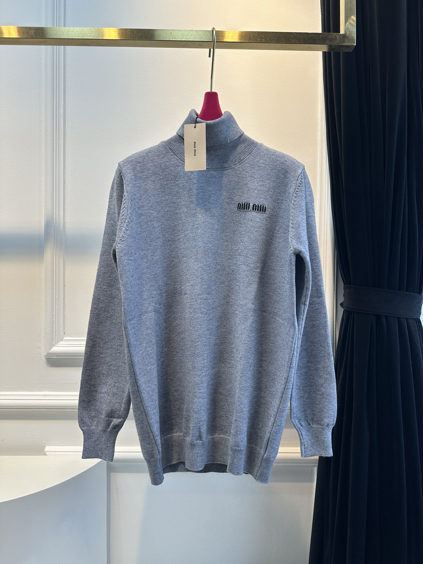 尺码F.均码，。
miumi*秋冬最字母刺绣logo高领毛衣 🩶时髦慵懒 廓形高领设计 上身一整个氛围感