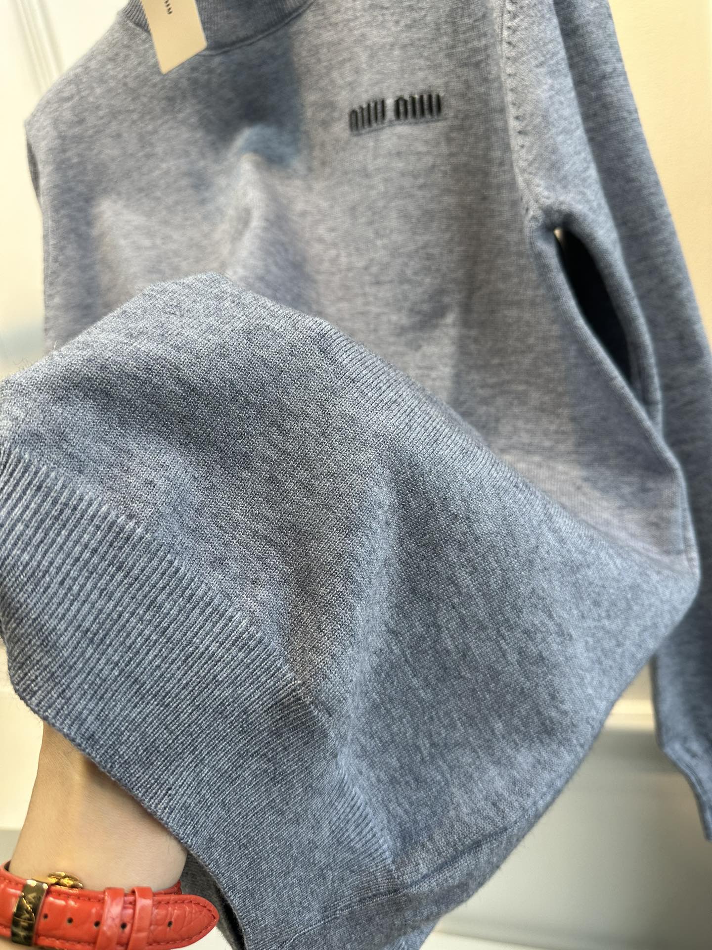 尺码F.均码，。
miumi*秋冬最字母刺绣logo高领毛衣 🩶时髦慵懒 廓形高领设计 上身一整个氛围感