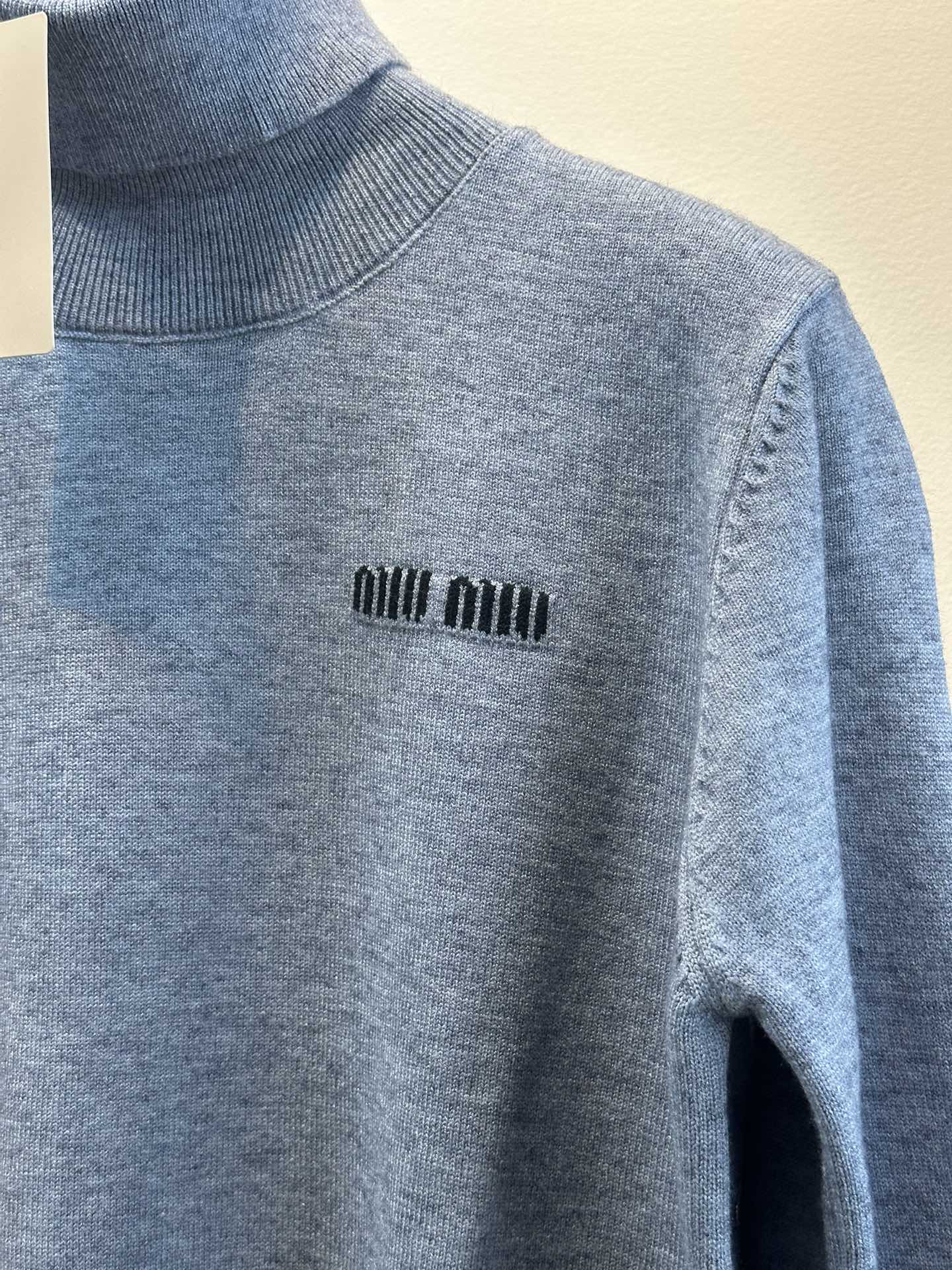 尺码F.均码，。
miumi*秋冬最字母刺绣logo高领毛衣 🩶时髦慵懒 廓形高领设计 上身一整个氛围感