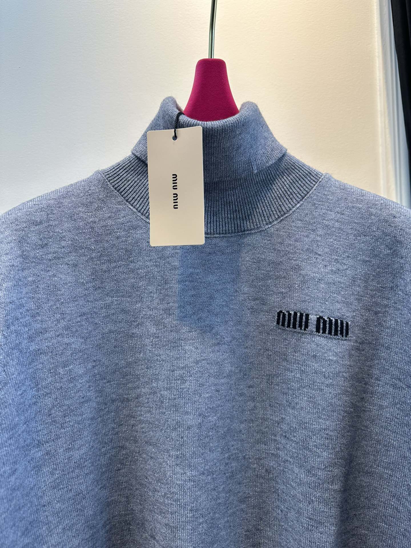 尺码F.均码，。
miumi*秋冬最字母刺绣logo高领毛衣 🩶时髦慵懒 廓形高领设计 上身一整个氛围感