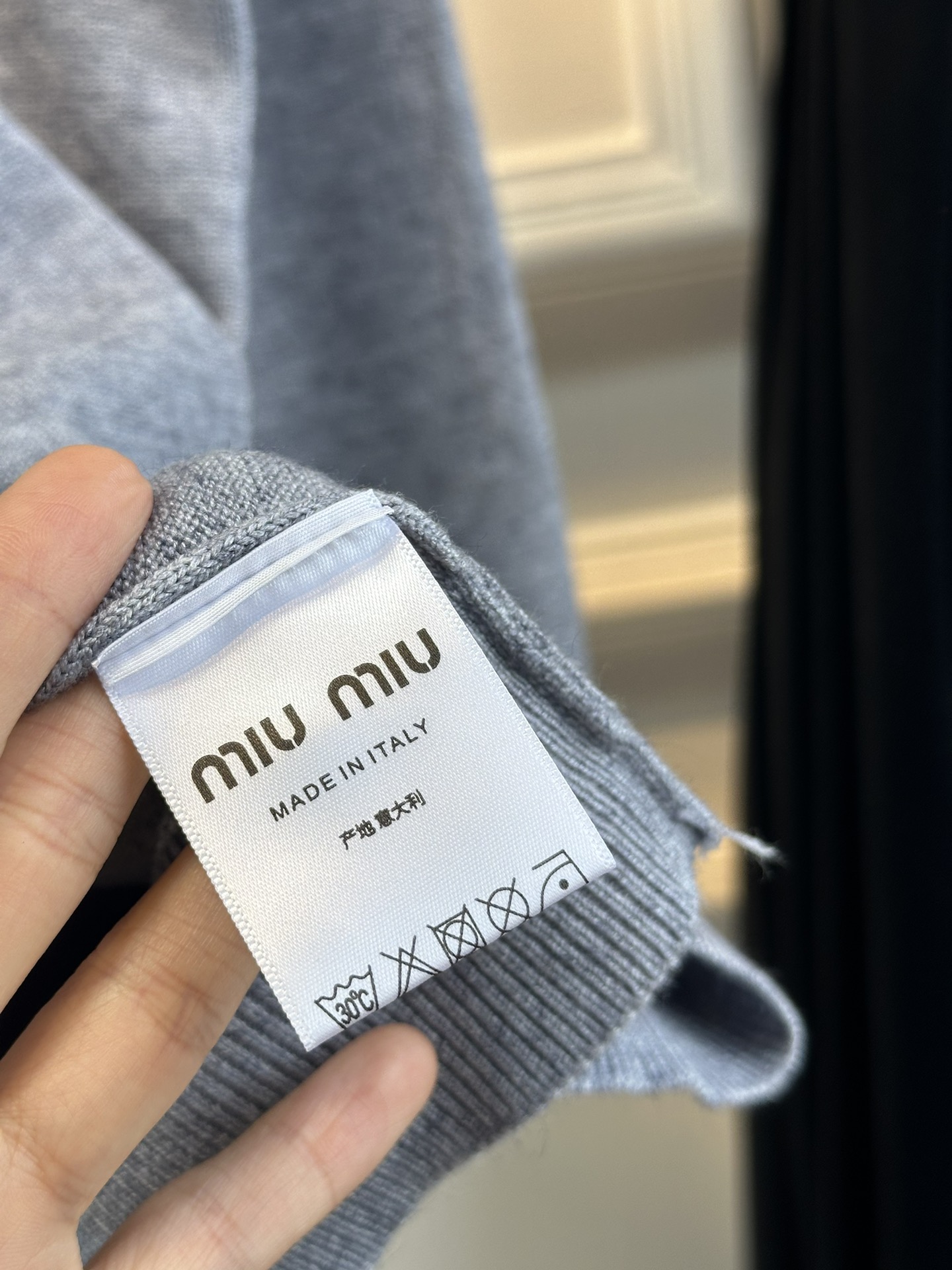 尺码F.均码，。
miumi*秋冬最字母刺绣logo高领毛衣 🩶时髦慵懒 廓形高领设计 上身一整个氛围感