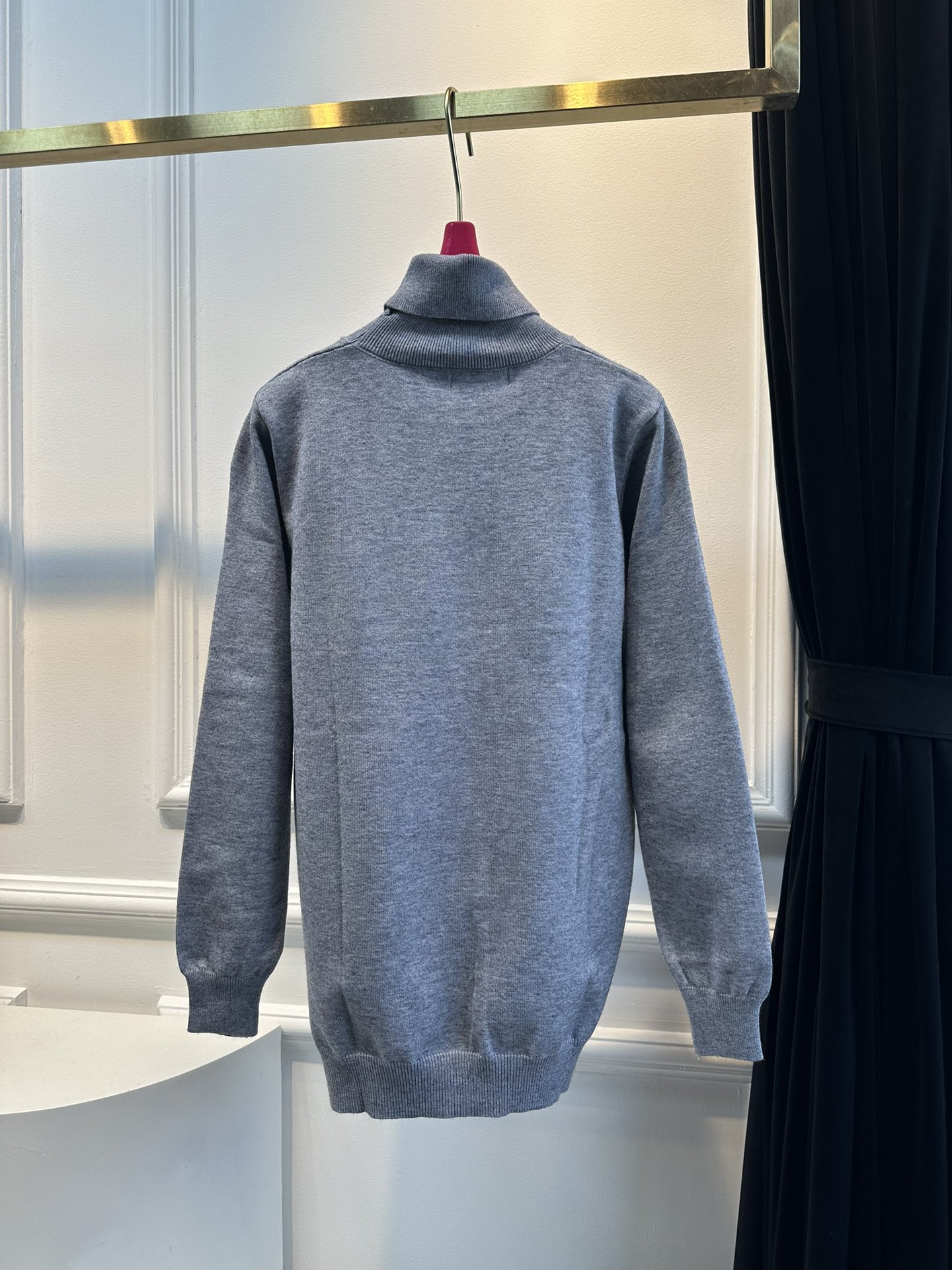 尺码F.均码，。
miumi*秋冬最字母刺绣logo高领毛衣 🩶时髦慵懒 廓形高领设计 上身一整个氛围感