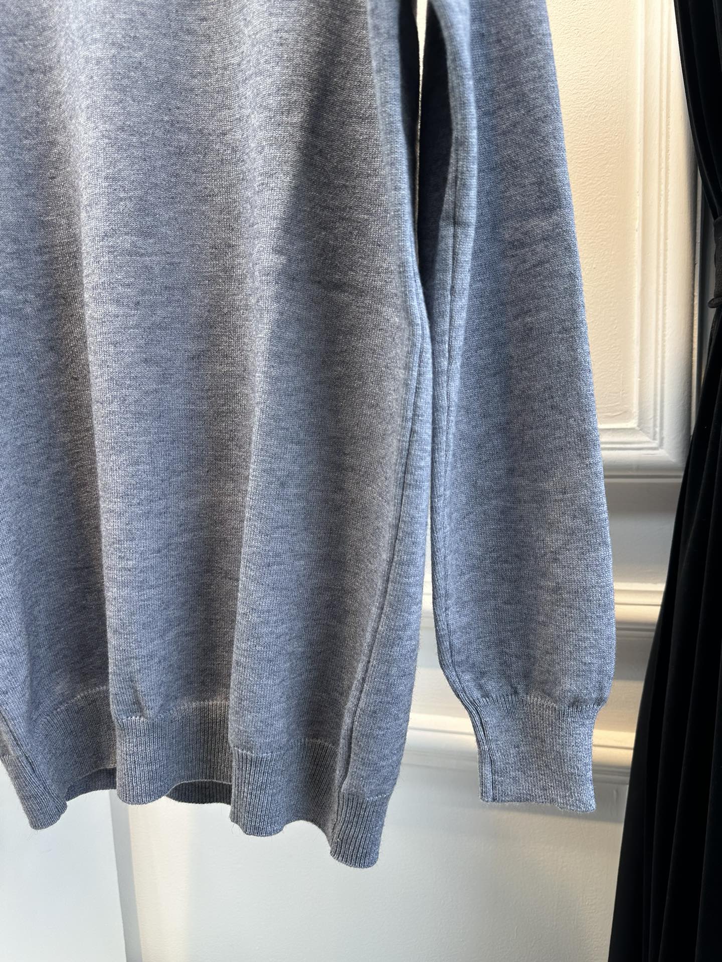 尺码F.均码，。
miumi*秋冬最字母刺绣logo高领毛衣 🩶时髦慵懒 廓形高领设计 上身一整个氛围感