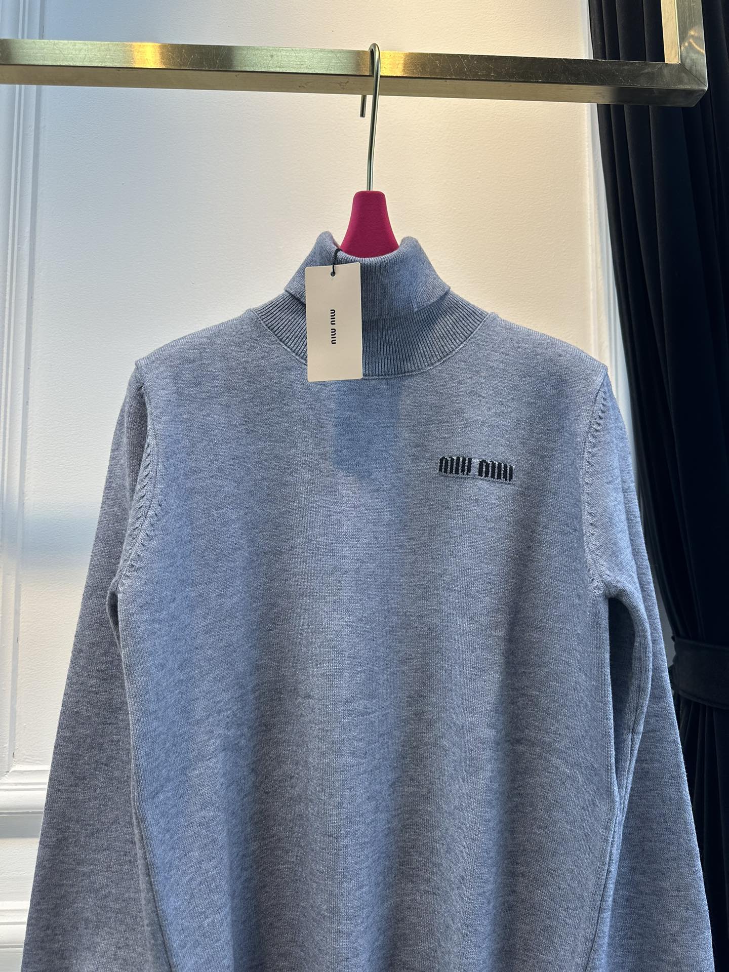 尺码F.均码，。
miumi*秋冬最字母刺绣logo高领毛衣 🩶时髦慵懒 廓形高领设计 上身一整个氛围感