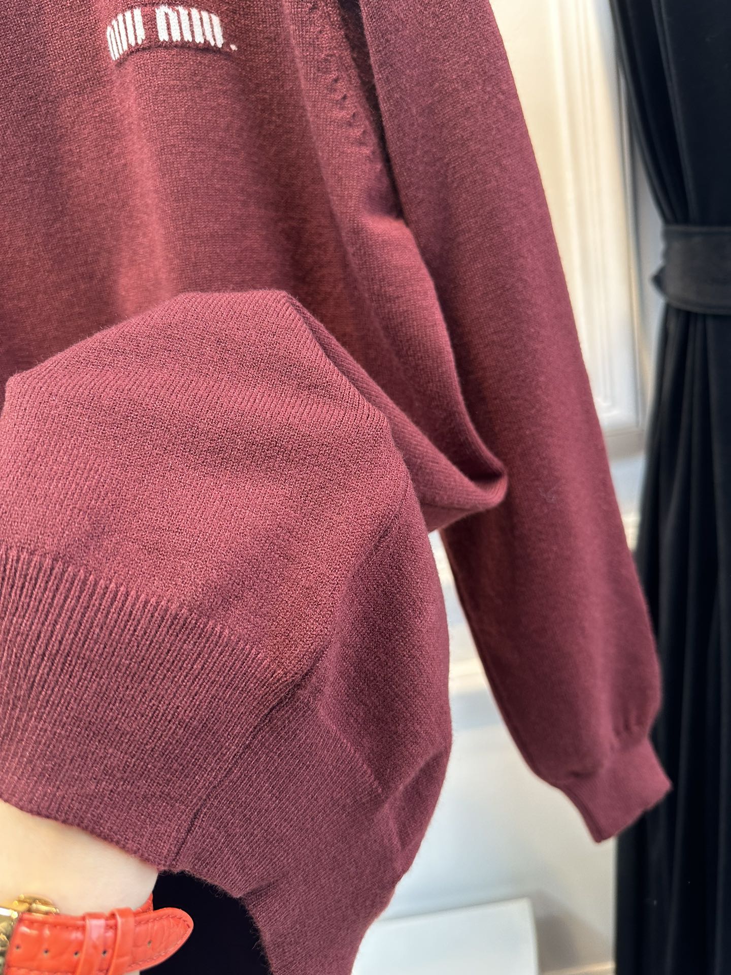 尺码F.均码，。
miumi*秋冬最字母刺绣logo高领毛衣 🩶时髦慵懒 廓形高领设计 上身一整个氛围感