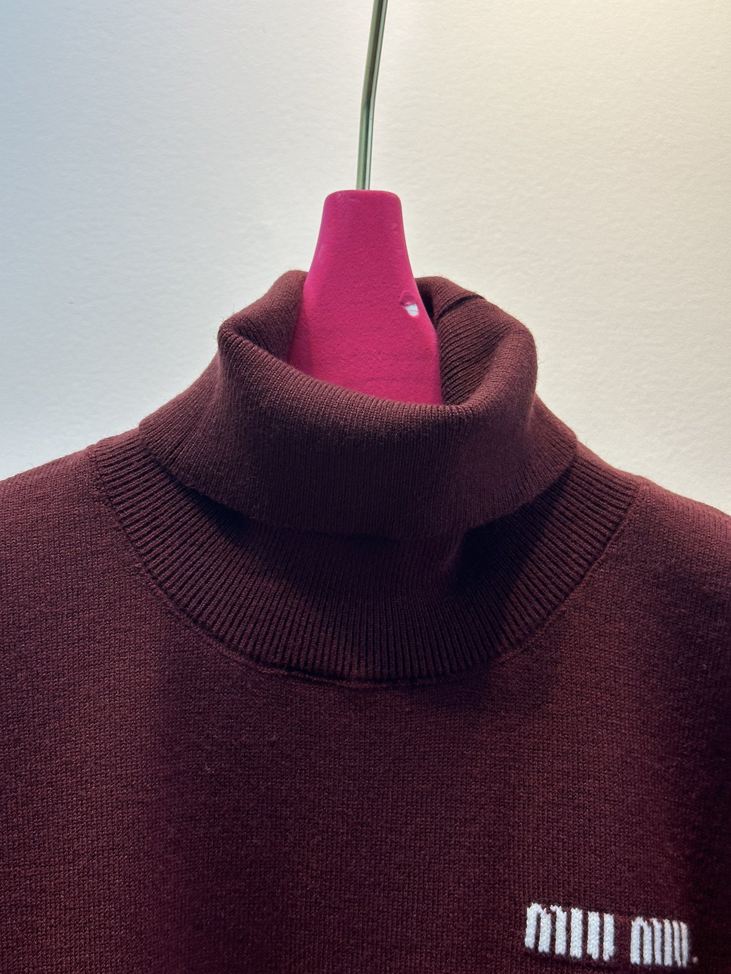 尺码F.均码，。
miumi*秋冬最字母刺绣logo高领毛衣 🩶时髦慵懒 廓形高领设计 上身一整个氛围感