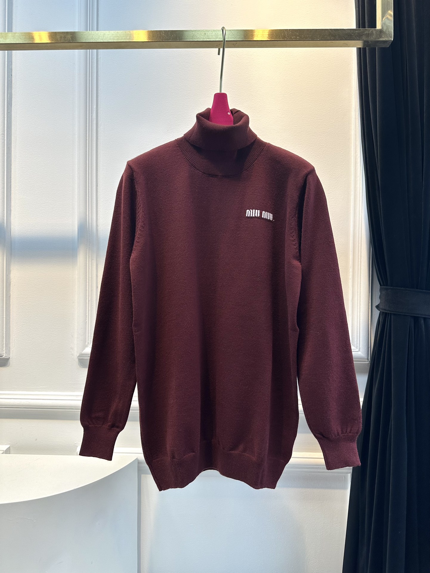 尺码F.均码，。
miumi*秋冬最字母刺绣logo高领毛衣 🩶时髦慵懒 廓形高领设计 上身一整个氛围感
