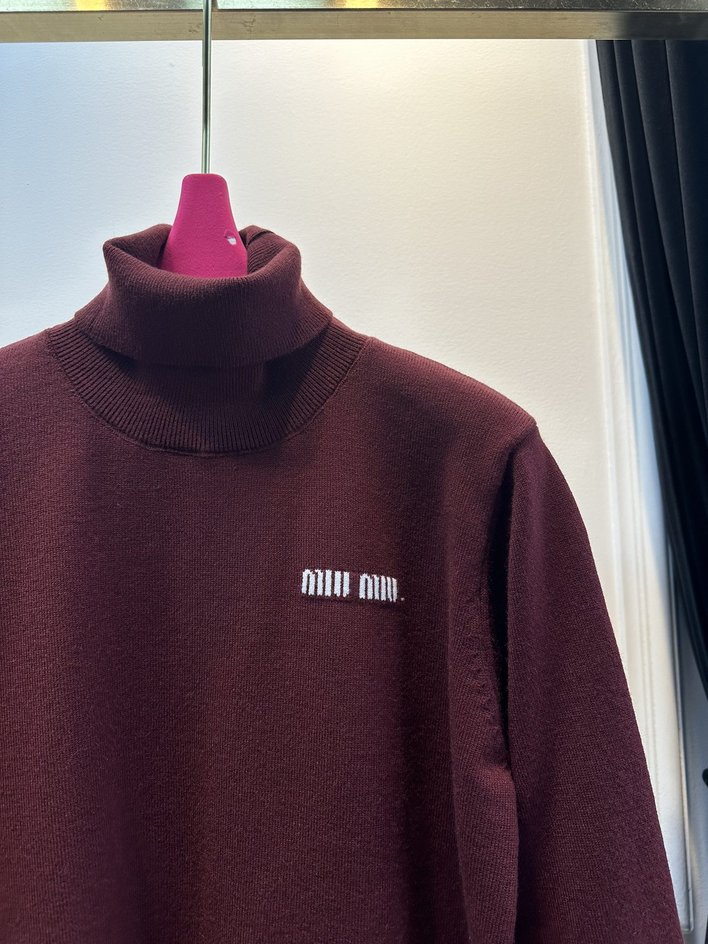 尺码F.均码，。
miumi*秋冬最字母刺绣logo高领毛衣 🩶时髦慵懒 廓形高领设计 上身一整个氛围感