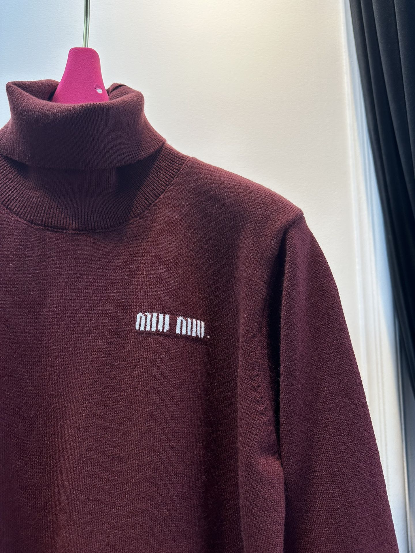 尺码F.均码，。
miumi*秋冬最字母刺绣logo高领毛衣 🩶时髦慵懒 廓形高领设计 上身一整个氛围感