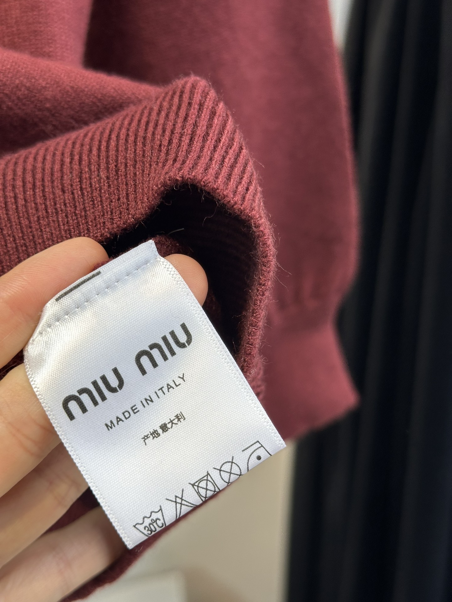 尺码F.均码，。
miumi*秋冬最字母刺绣logo高领毛衣 🩶时髦慵懒 廓形高领设计 上身一整个氛围感