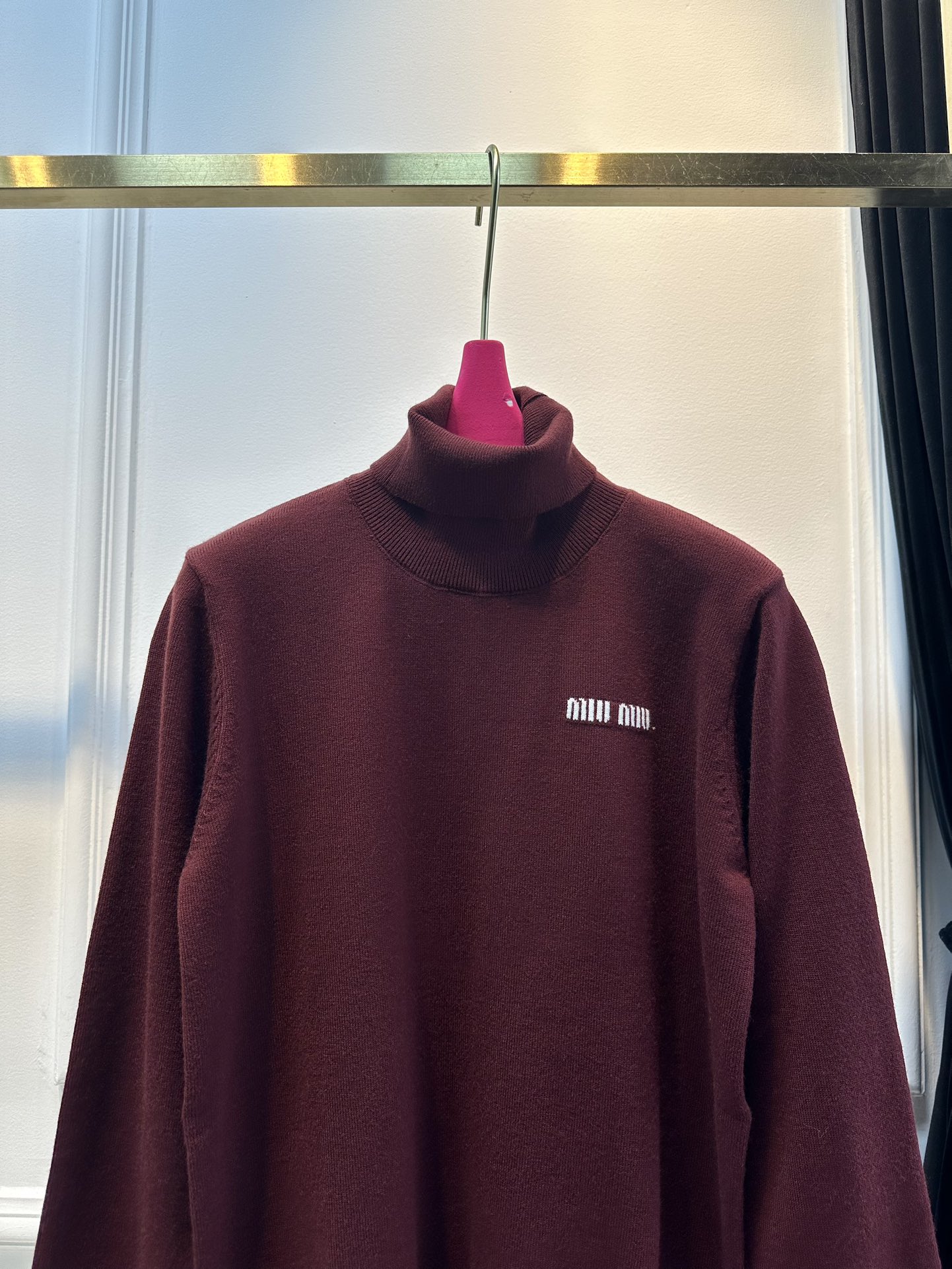 尺码F.均码，。
miumi*秋冬最字母刺绣logo高领毛衣 🩶时髦慵懒 廓形高领设计 上身一整个氛围感